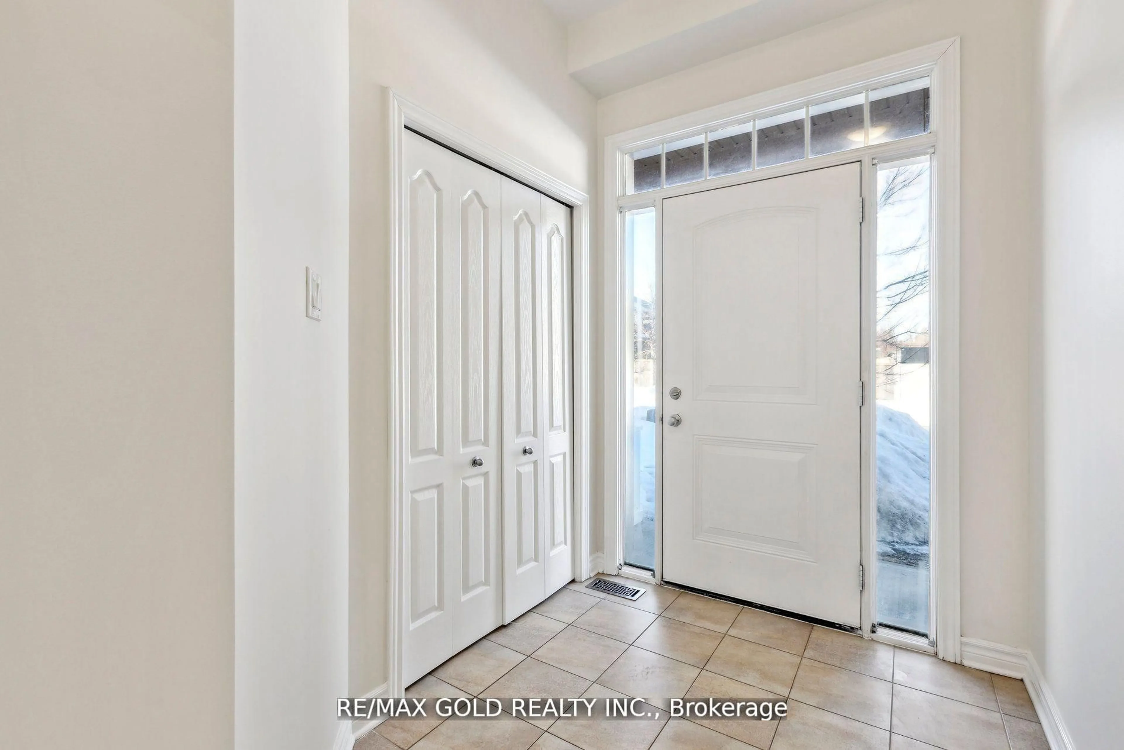 Indoor entryway for 906 Verbena Cres, Ottawa Ontario K1T 0K4