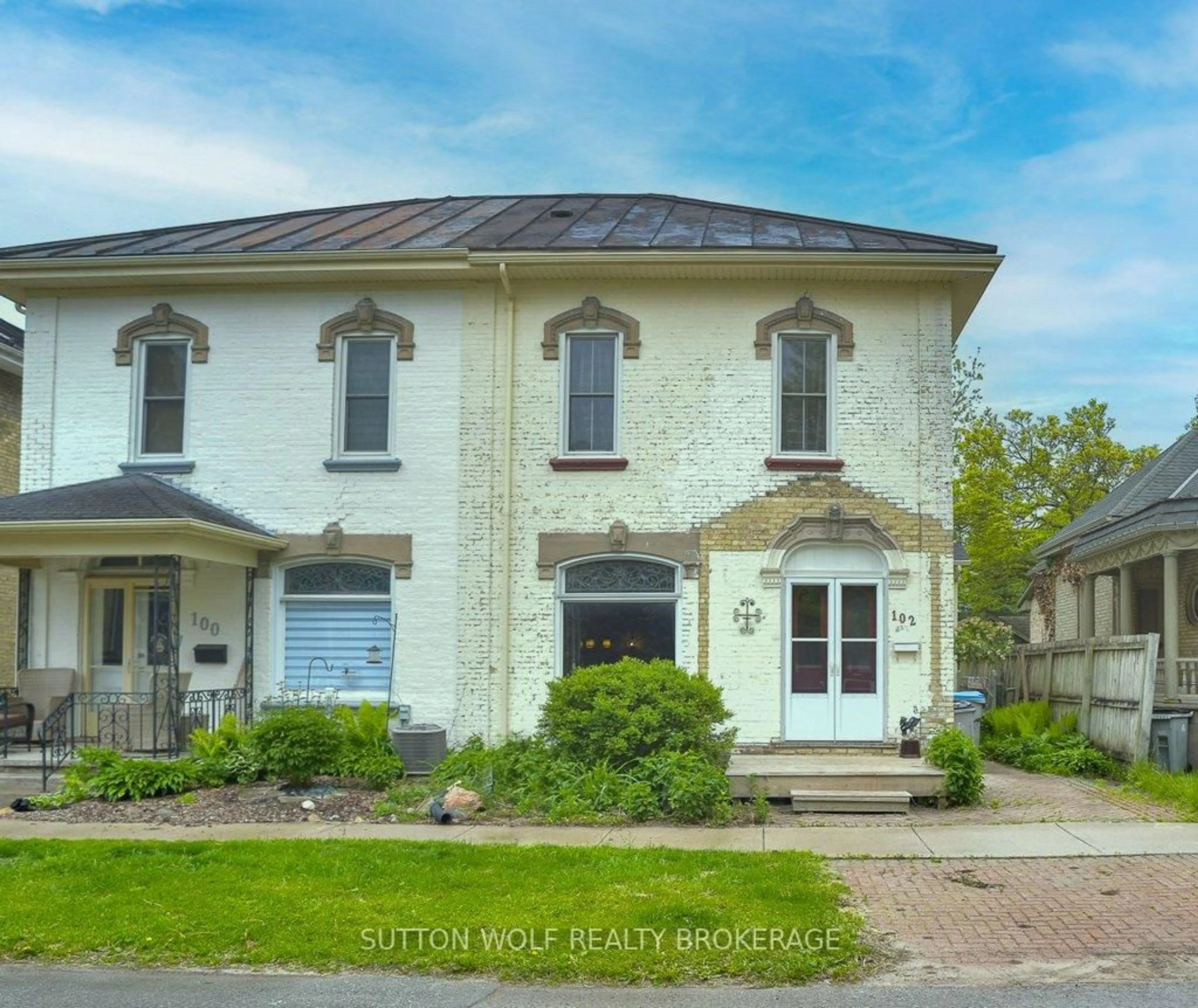 A pic from outside/outdoor area/front of a property/back of a property/a pic from drone, street for 102 Front St, Strathroy-Caradoc Ontario N7G 1X8