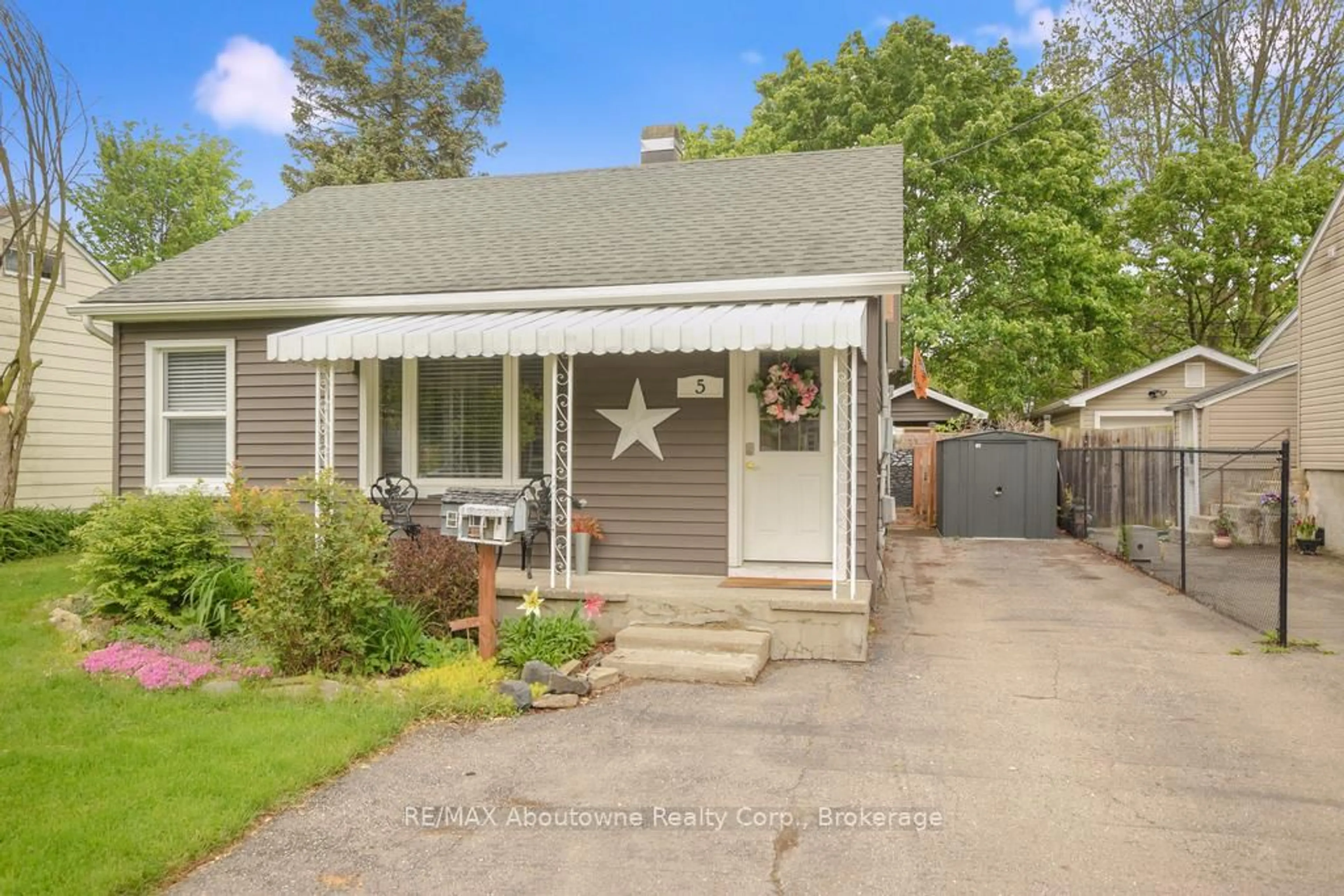 Home with vinyl exterior material, street for 5 Vimy St, Cambridge Ontario N1R 4N5