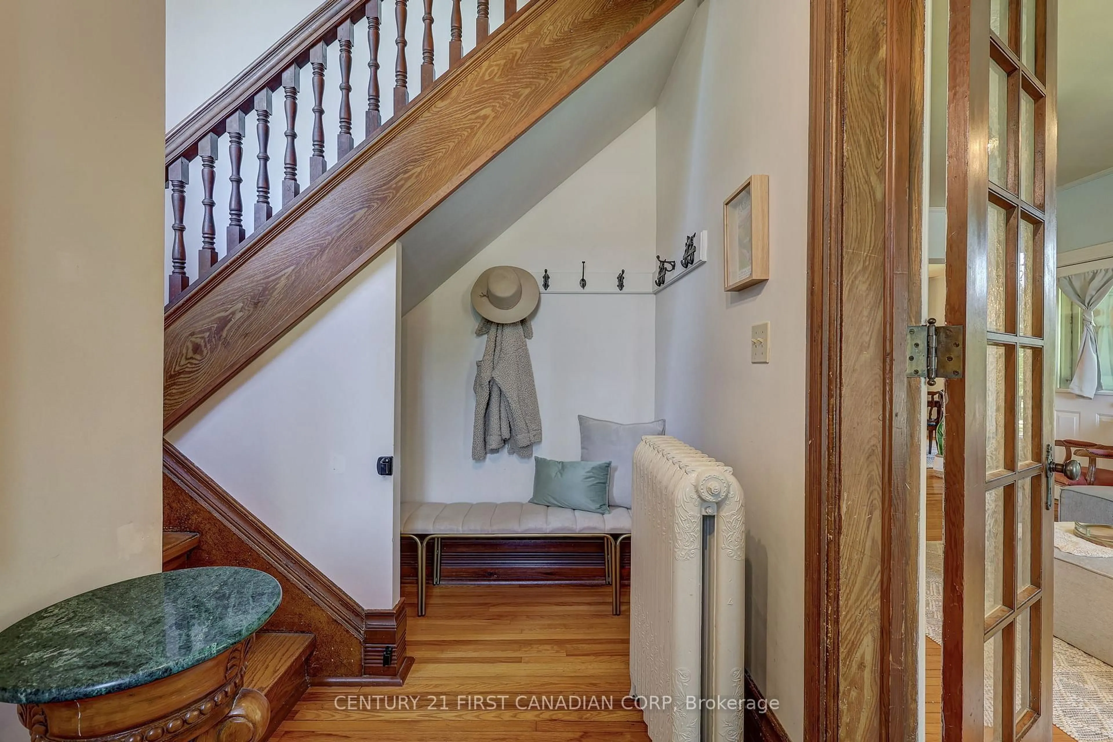 Indoor entryway for 136 King St, Chatham-Kent Ontario N0P 1T0