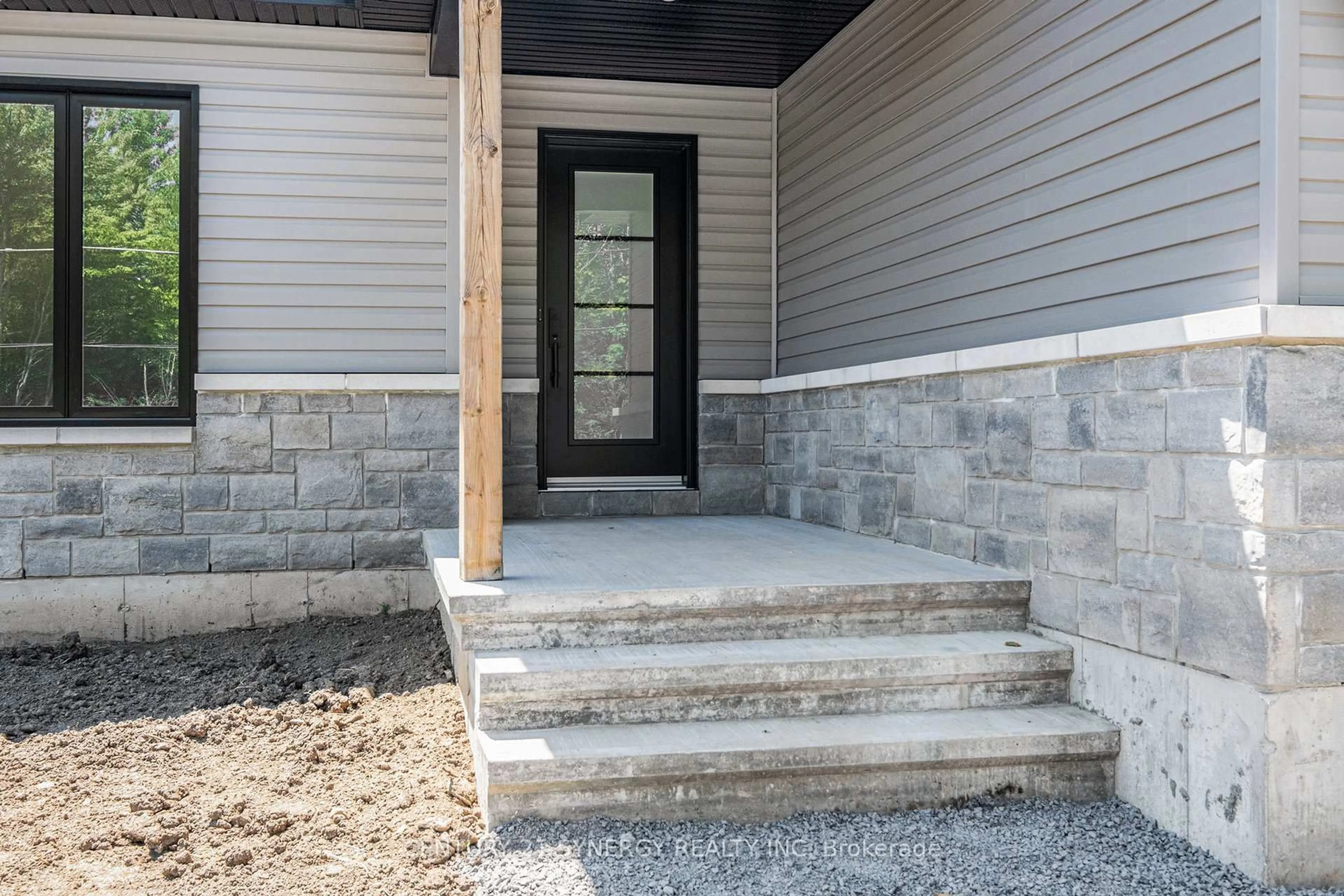 Indoor entryway for 16998 Chevrier St, North Stormont Ontario K0C 1V0