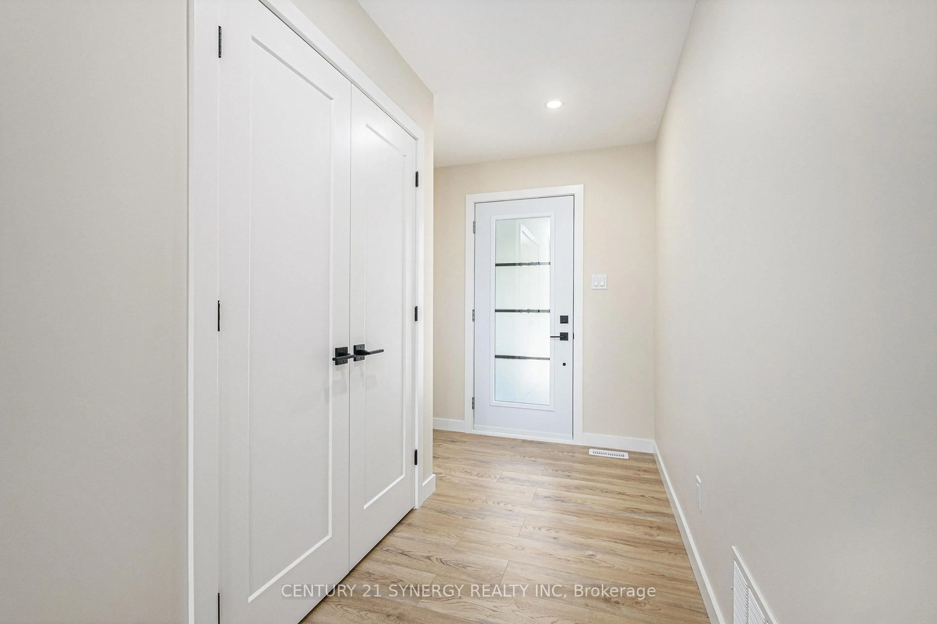 Indoor entryway for 16998 Chevrier St, North Stormont Ontario K0C 1V0