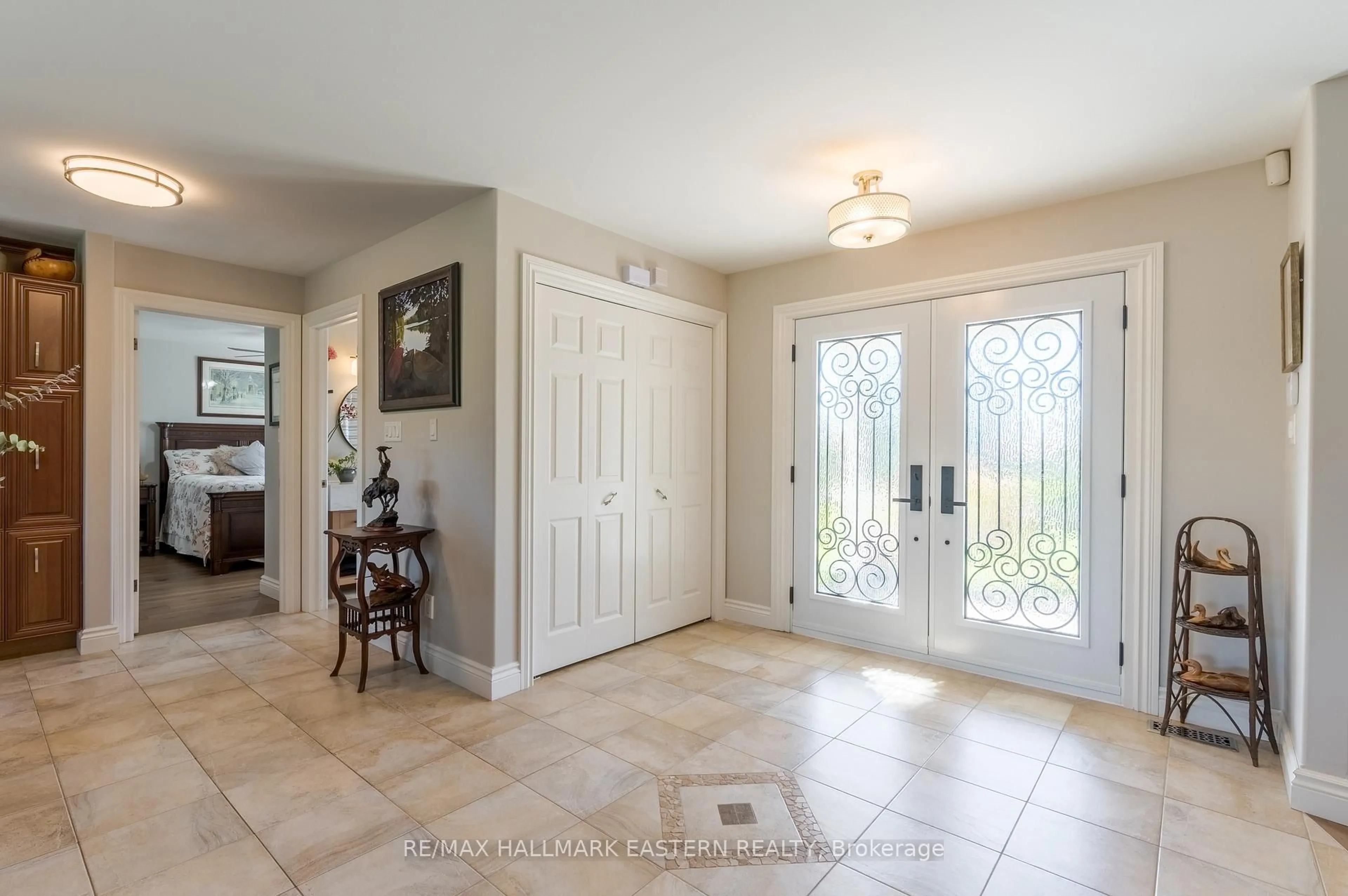 Indoor entryway for 1265 Floods Dr, Selwyn Ontario K0L 1T0