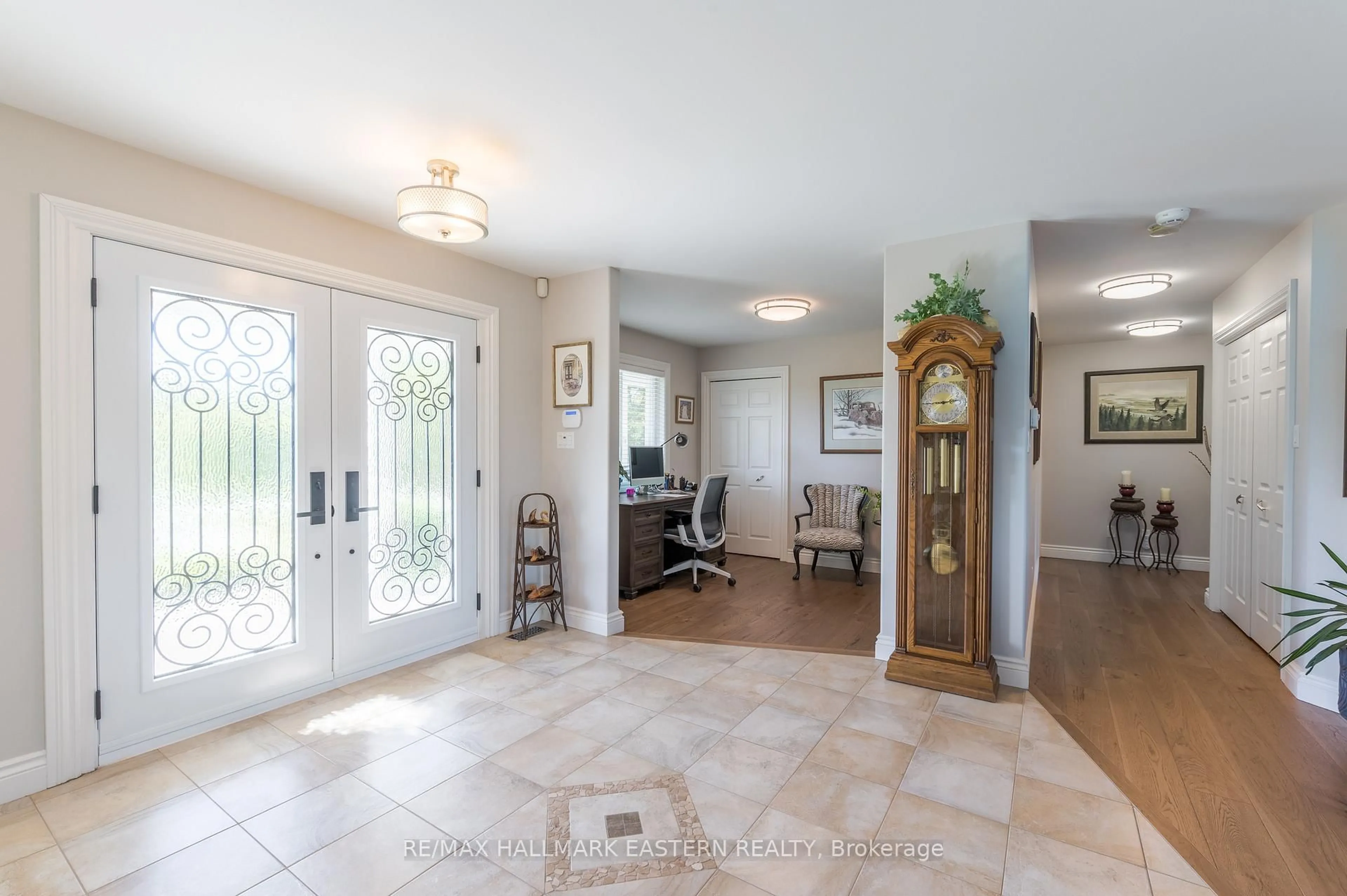 Indoor entryway for 1265 Floods Dr, Selwyn Ontario K0L 1T0