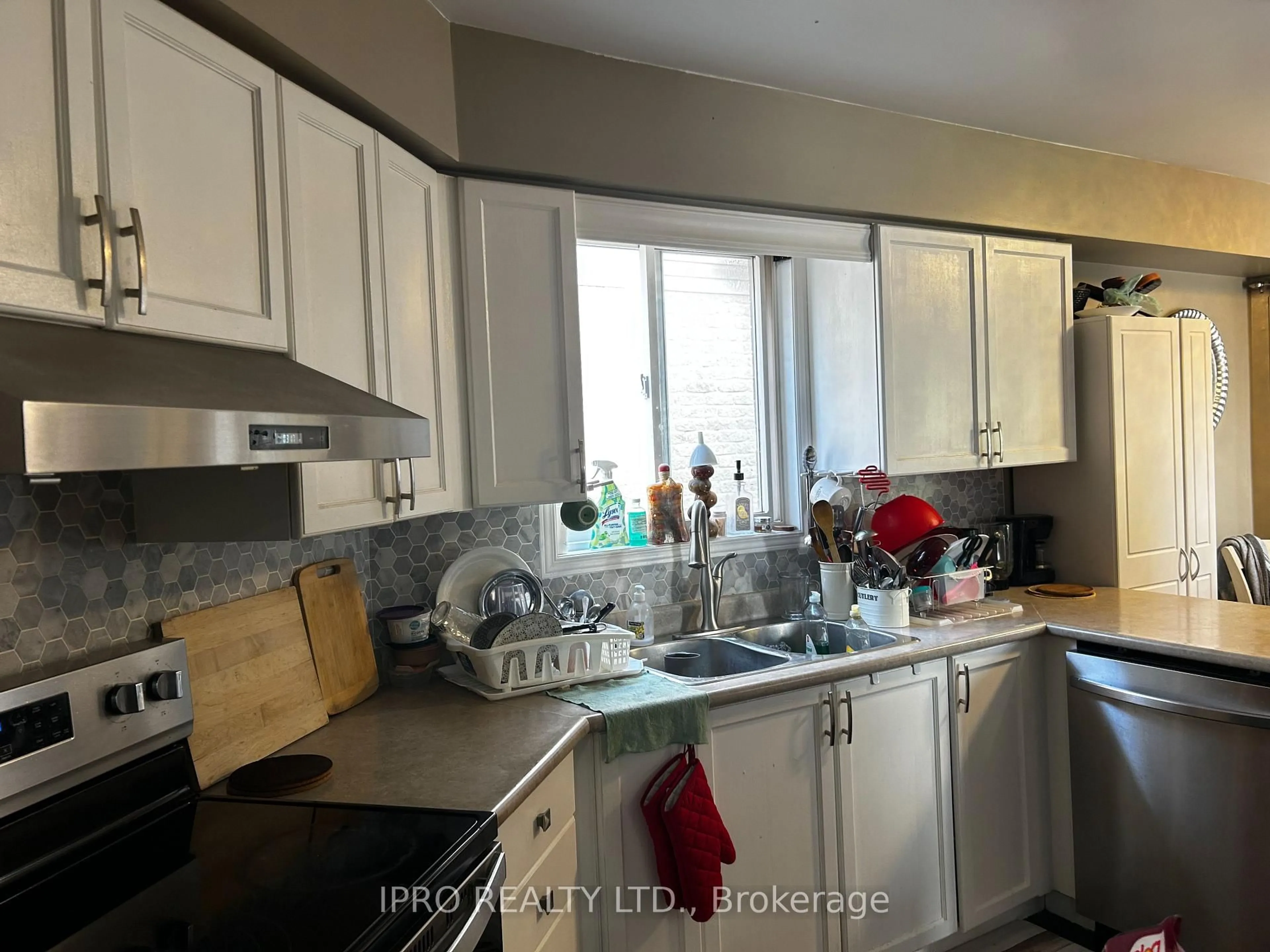 Standard kitchen, unknown for 137 Newport Dr, Cambridge Ontario N3H 5S7