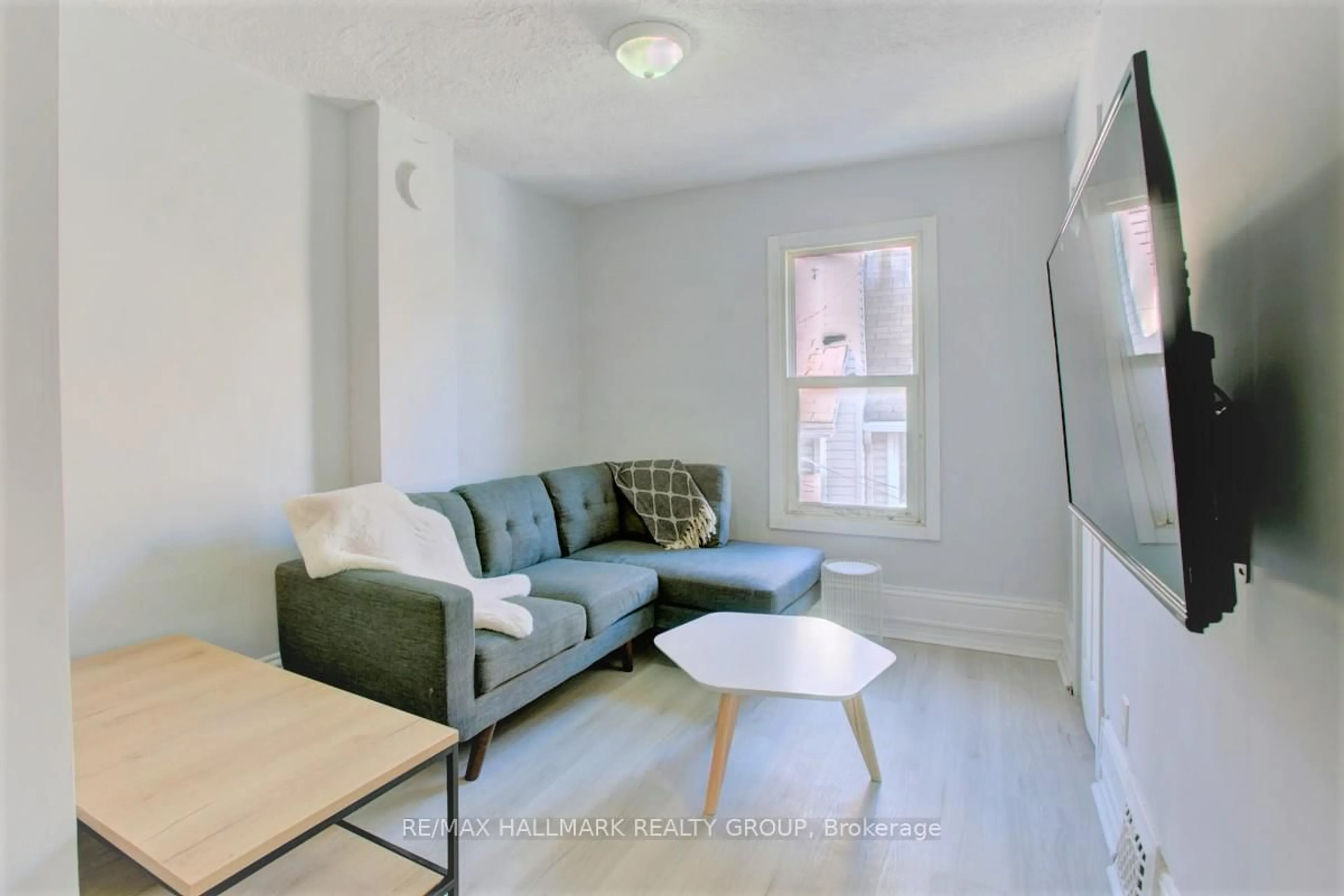 Living room with furniture, unknown for 115 Carruthers Ave, Ottawa Ontario K1Y 1N4
