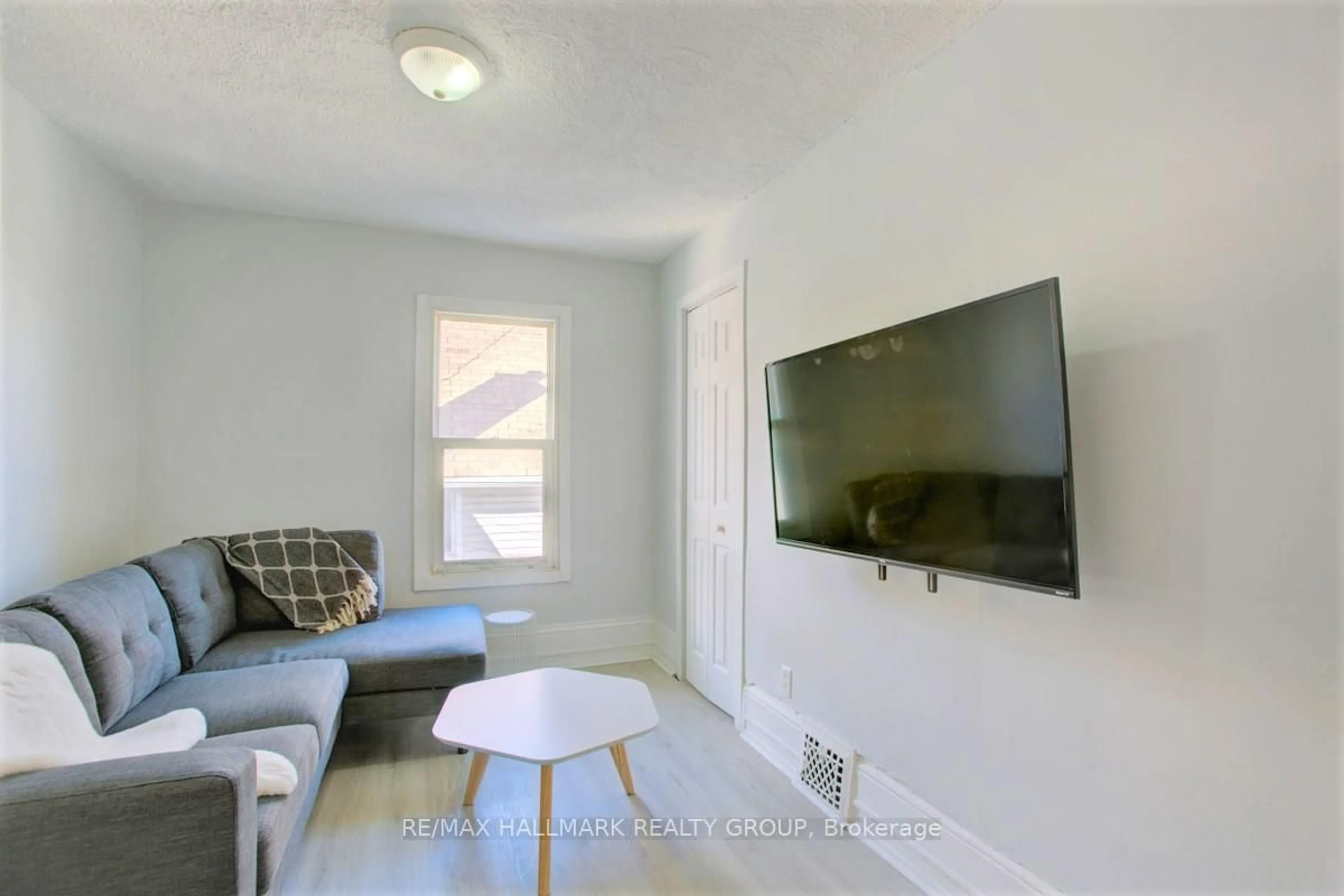 A pic of a room for 115 Carruthers Ave, Ottawa Ontario K1Y 1N4