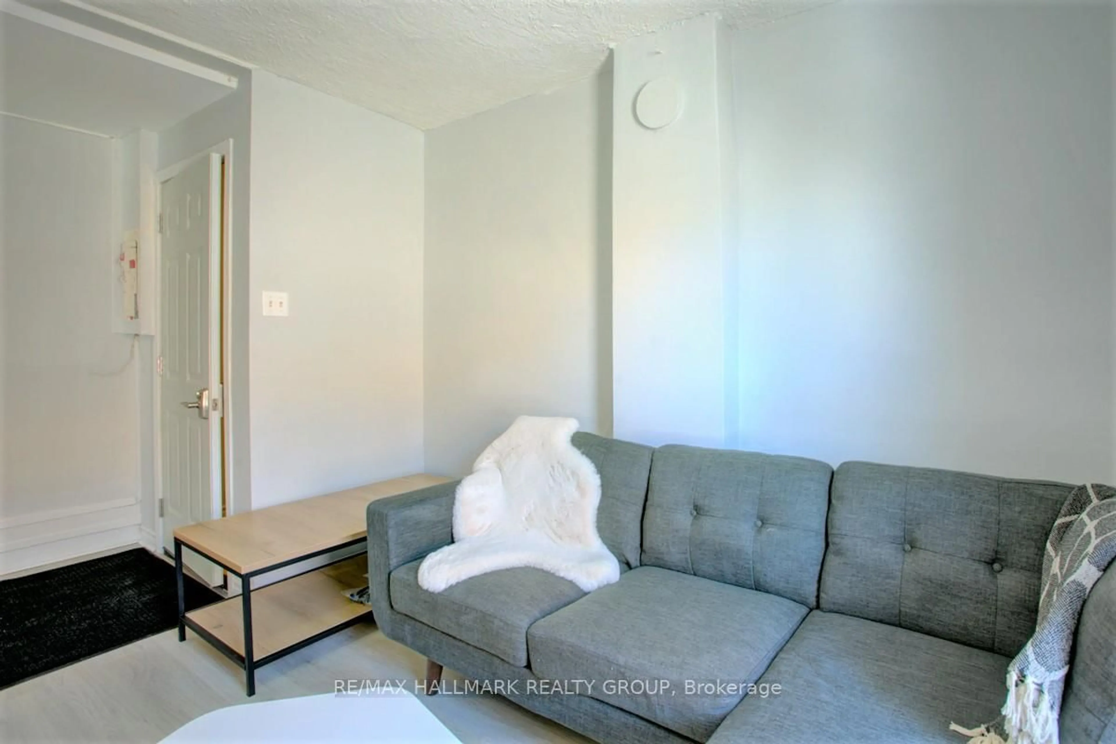 A pic of a room for 115 Carruthers Ave, Ottawa Ontario K1Y 1N4