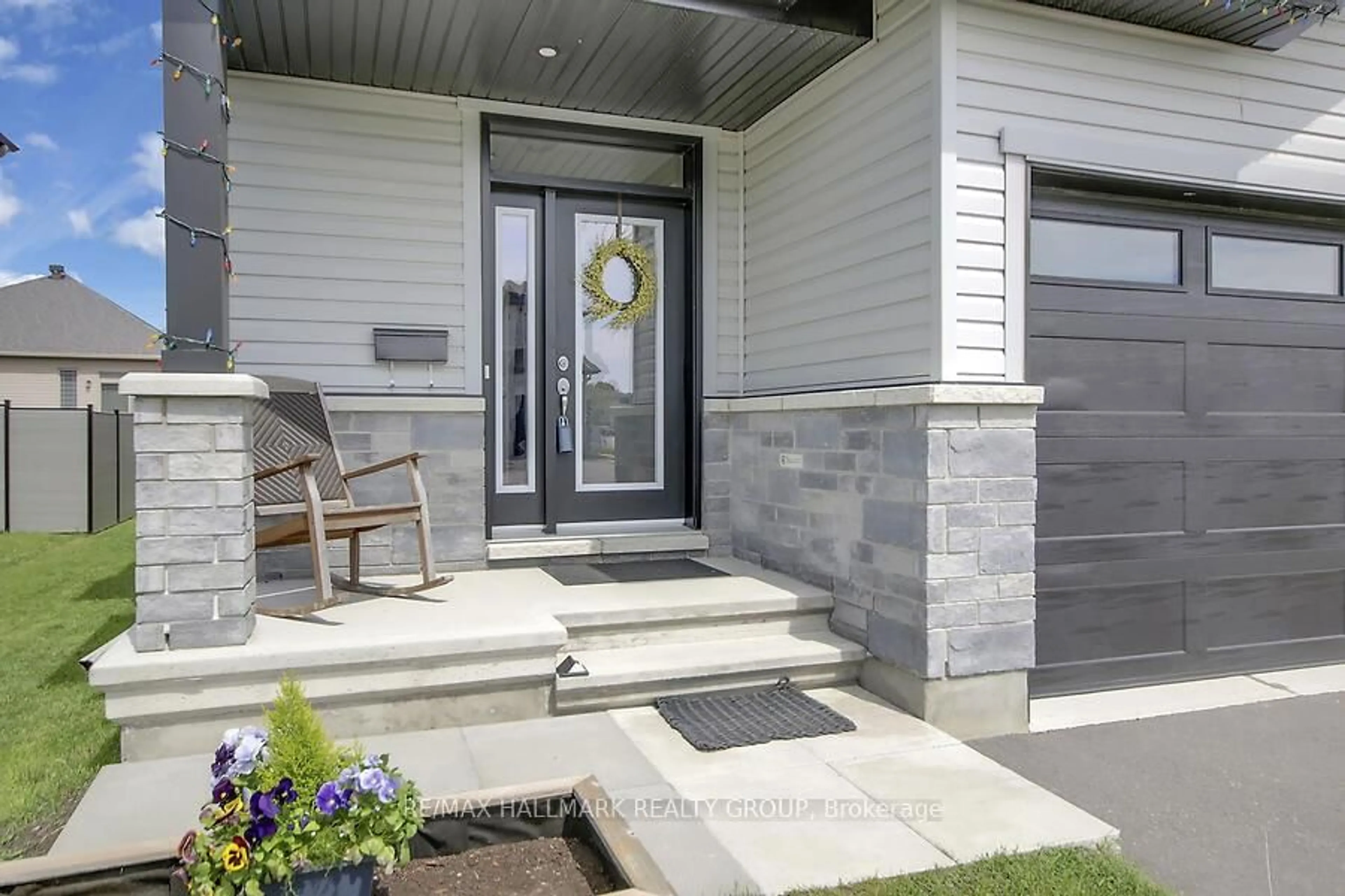 Indoor entryway for 768 Namur St, Russell Ontario K0A 1W0