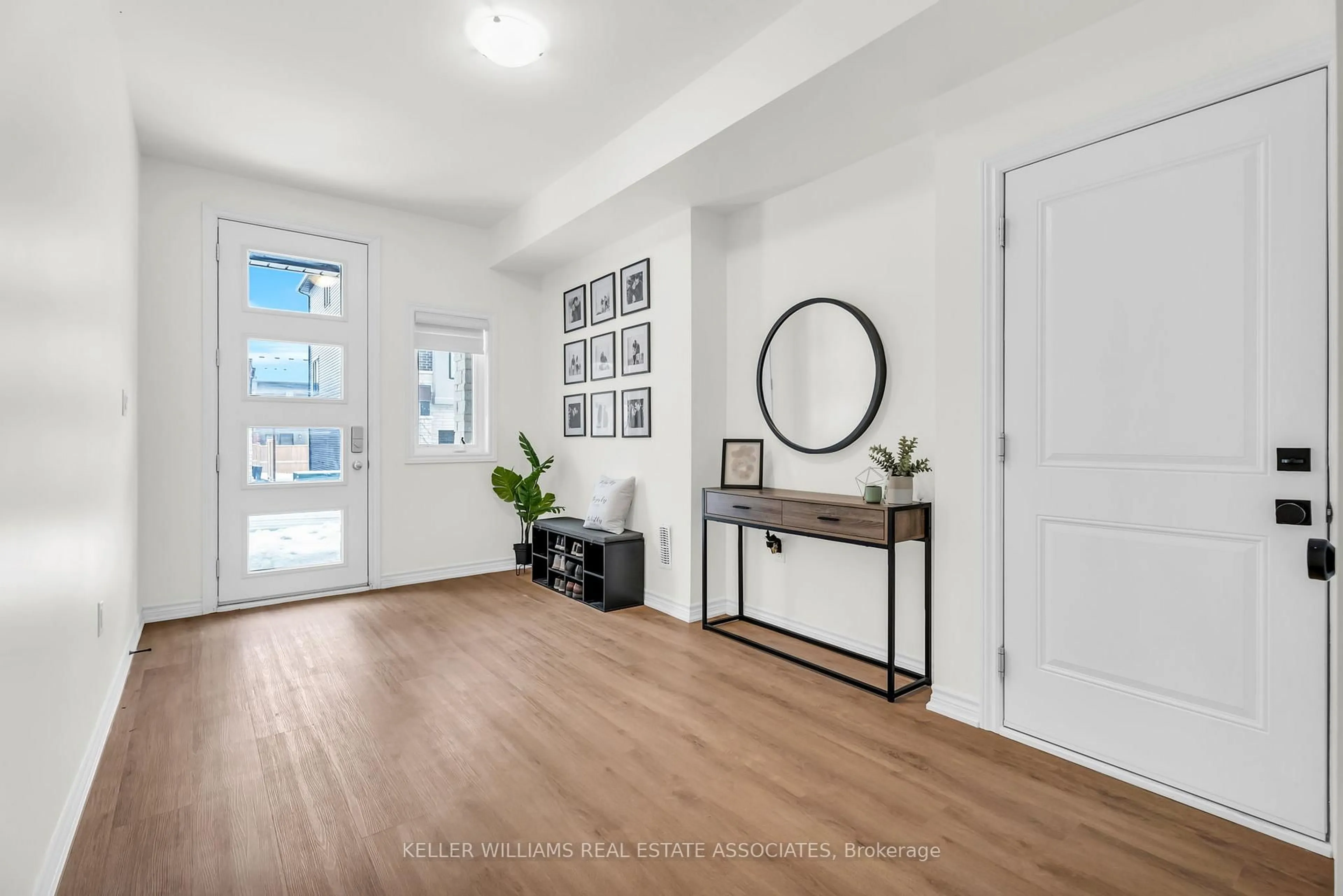 Indoor entryway for 314 Equestrian Way #49, Cambridge Ontario N3E 0E4