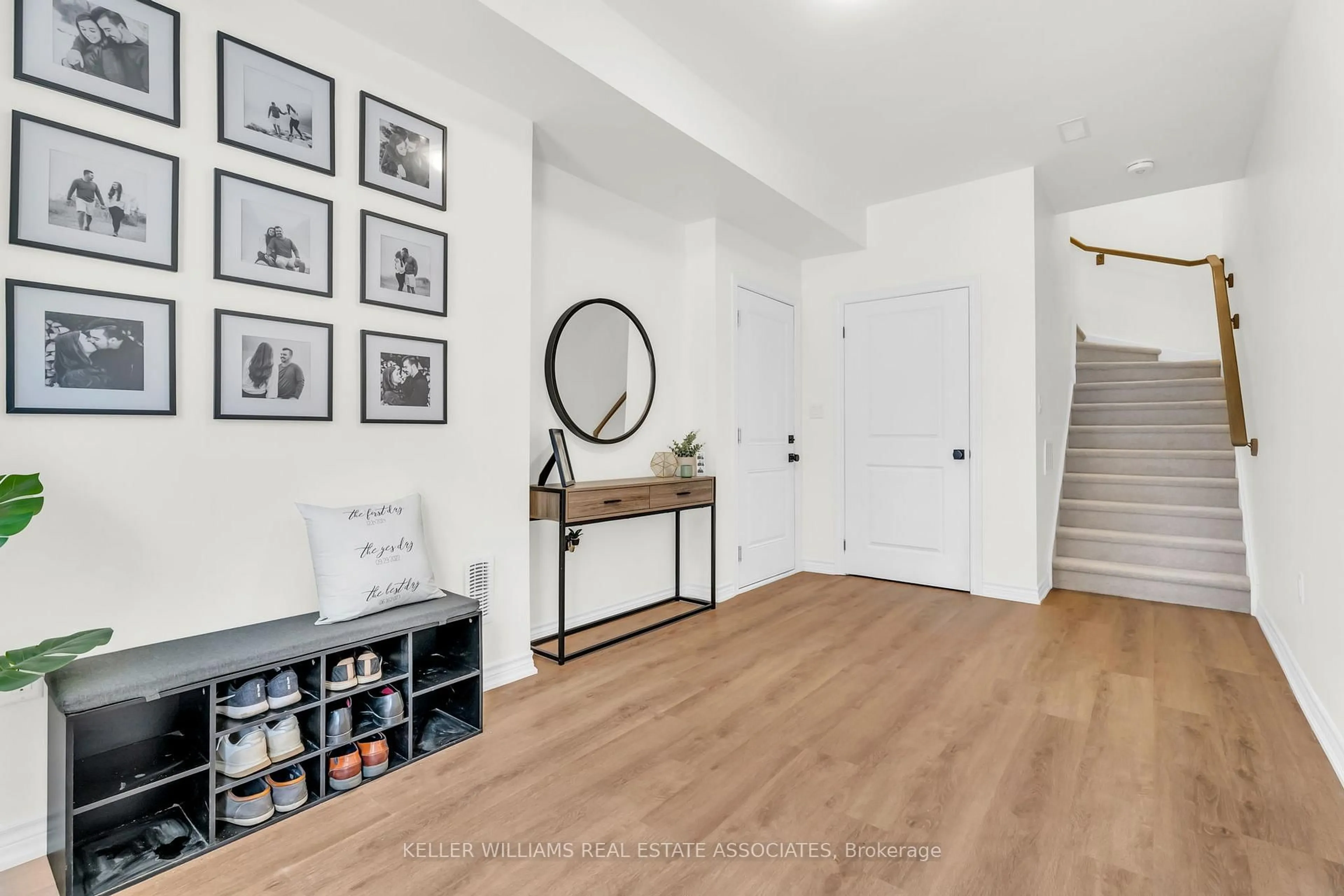 Indoor entryway for 314 Equestrian Way #49, Cambridge Ontario N3E 0E4