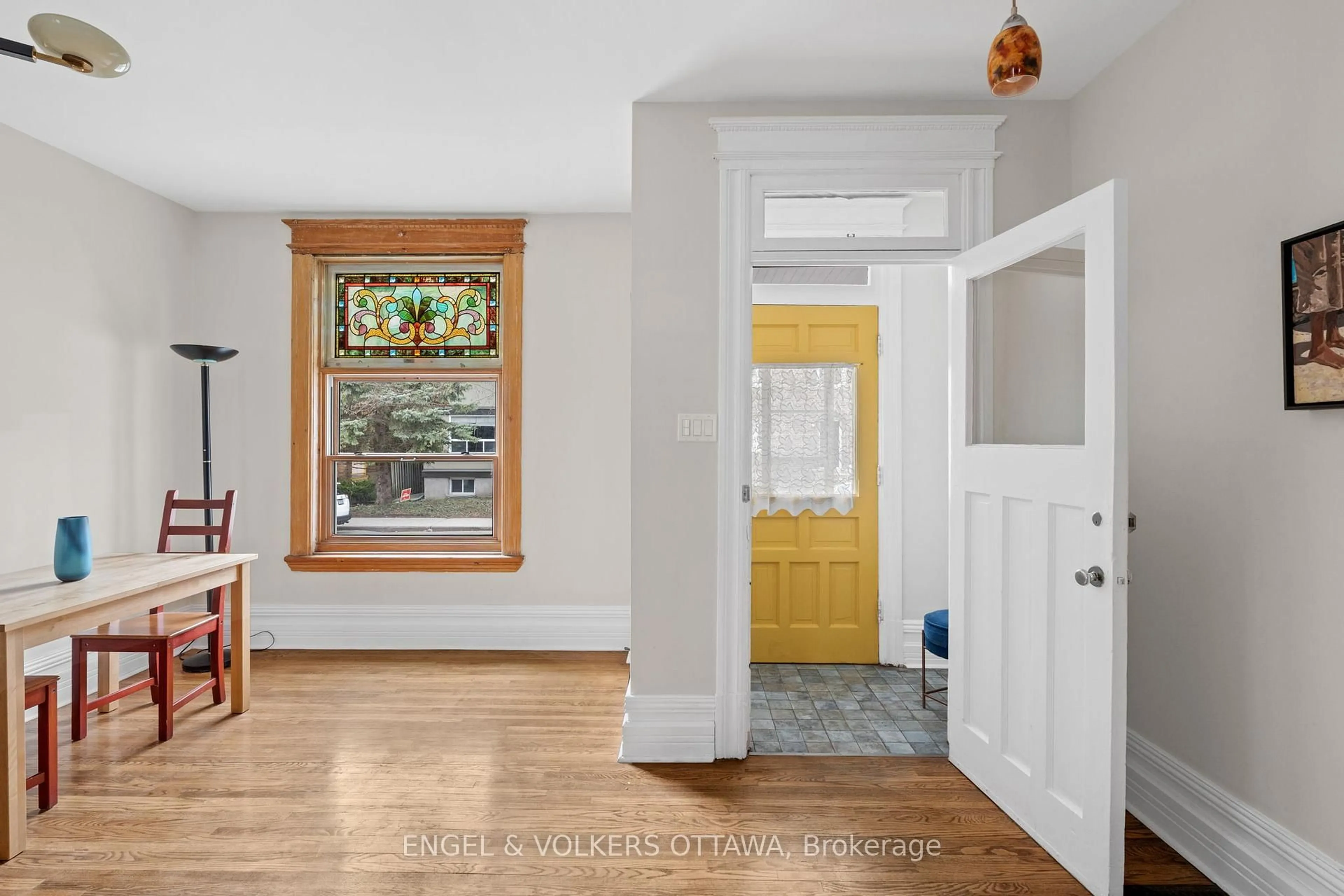 Indoor entryway for 95 Goulburn Ave, Ottawa Ontario K1N 8C9