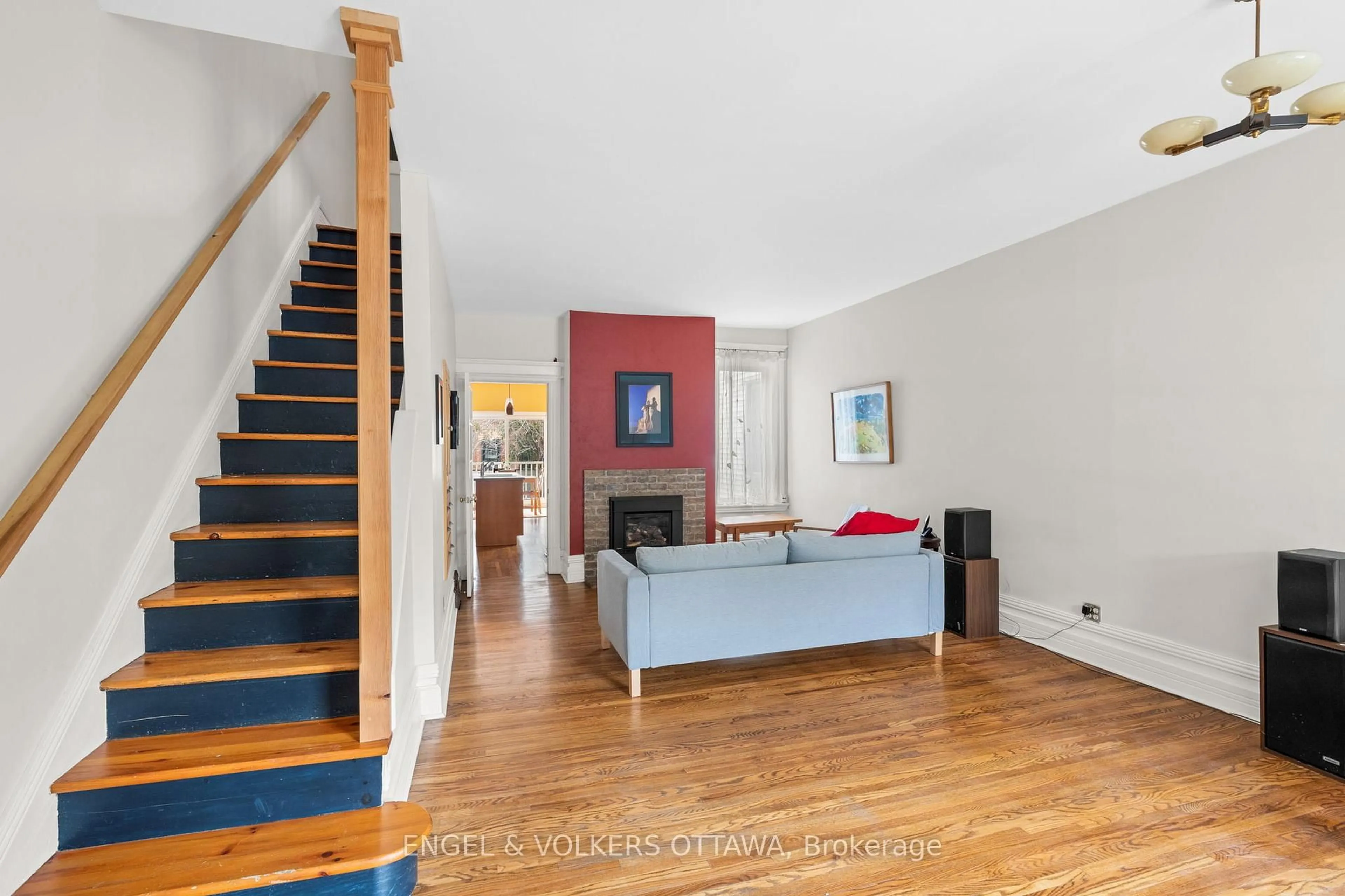 Indoor foyer for 95 Goulburn Ave, Ottawa Ontario K1N 8C9