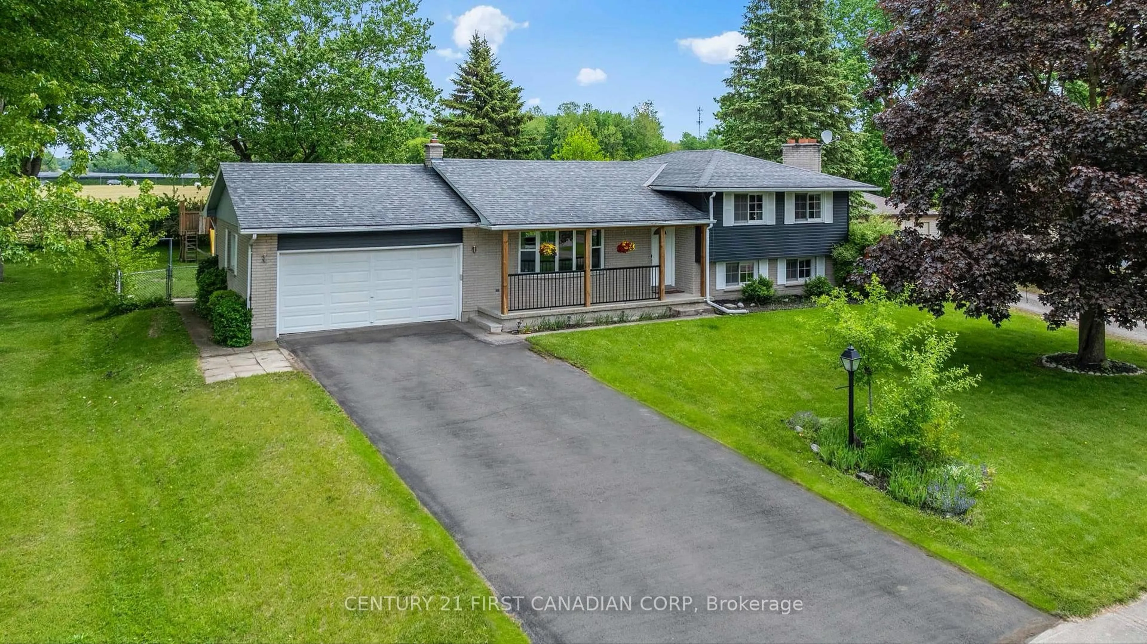 A pic from outside/outdoor area/front of a property/back of a property/a pic from drone, street for 741 GLOVER Cres, Strathroy Caradoc Ontario N0L 1W0