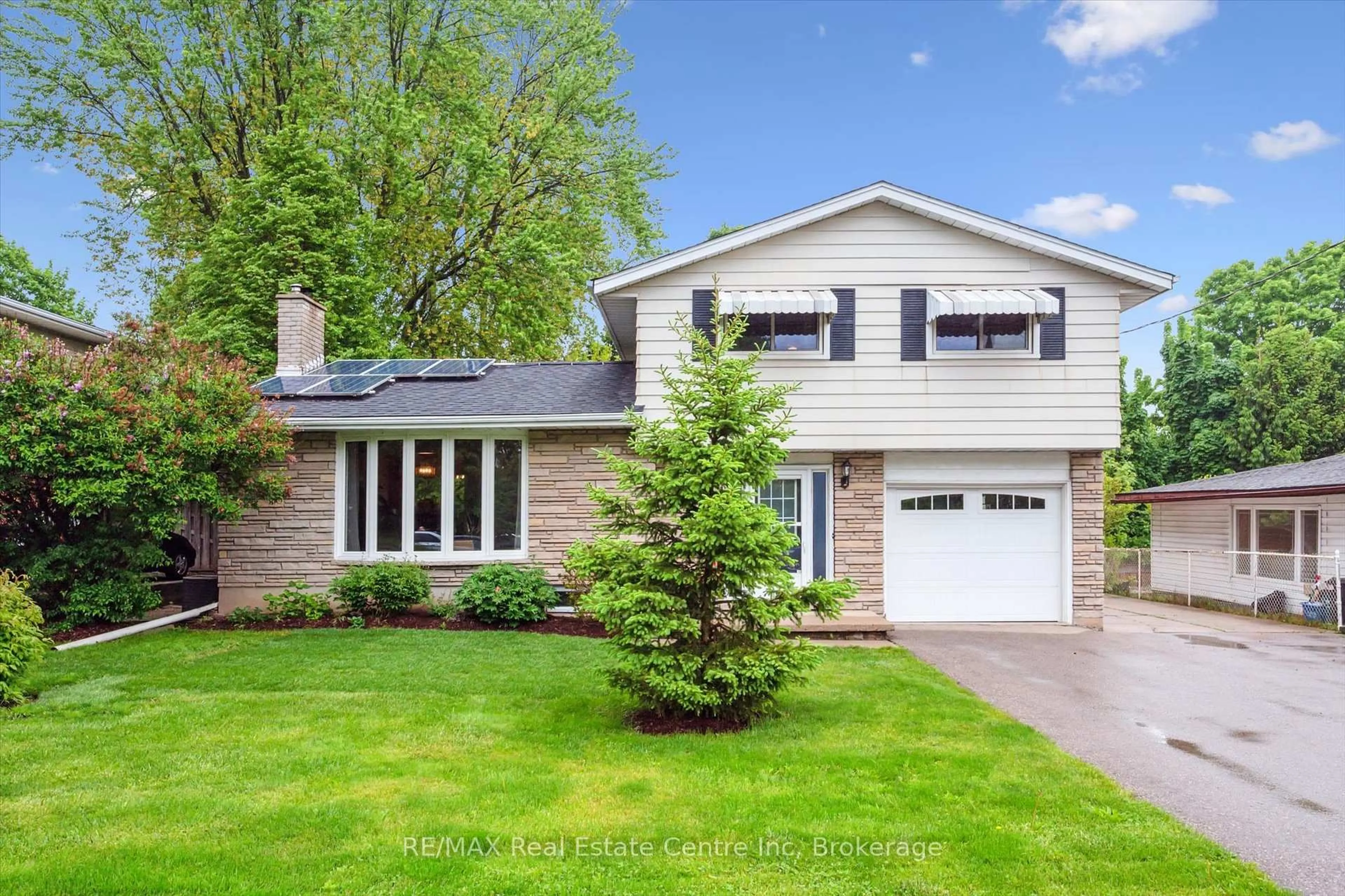 Home with vinyl exterior material, street for 374 Fischer Hallman Rd, Kitchener Ontario N2M 4Y1