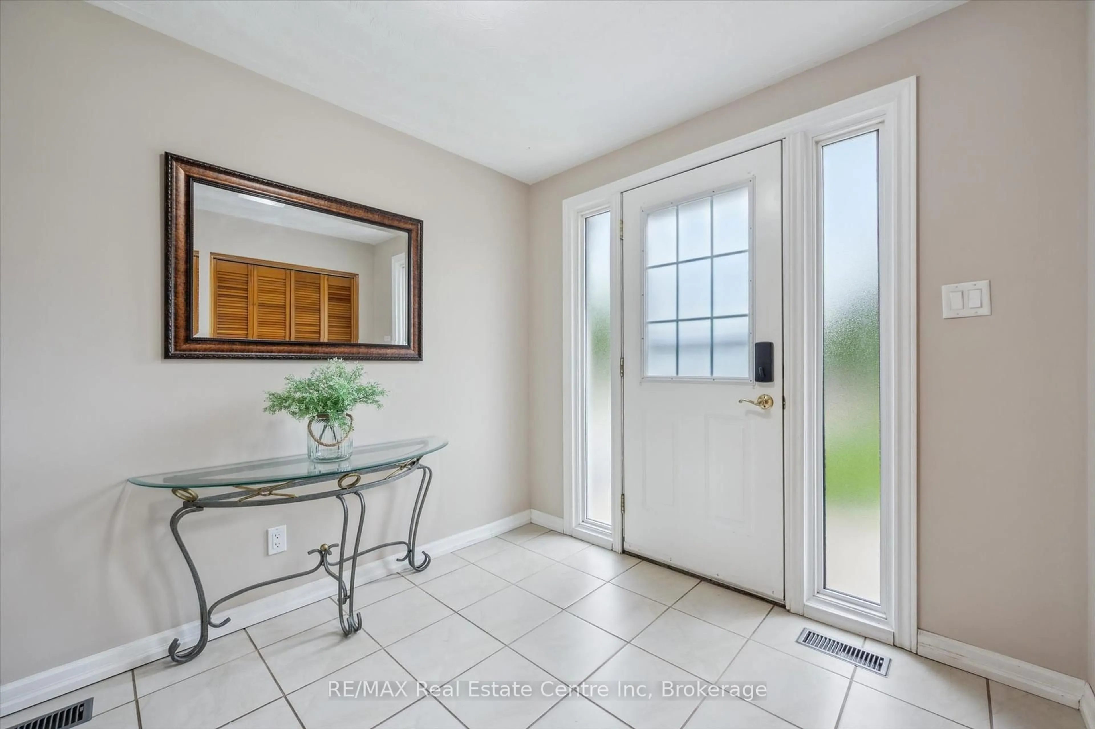 Indoor entryway for 374 Fischer Hallman Rd, Kitchener Ontario N2M 4Y1