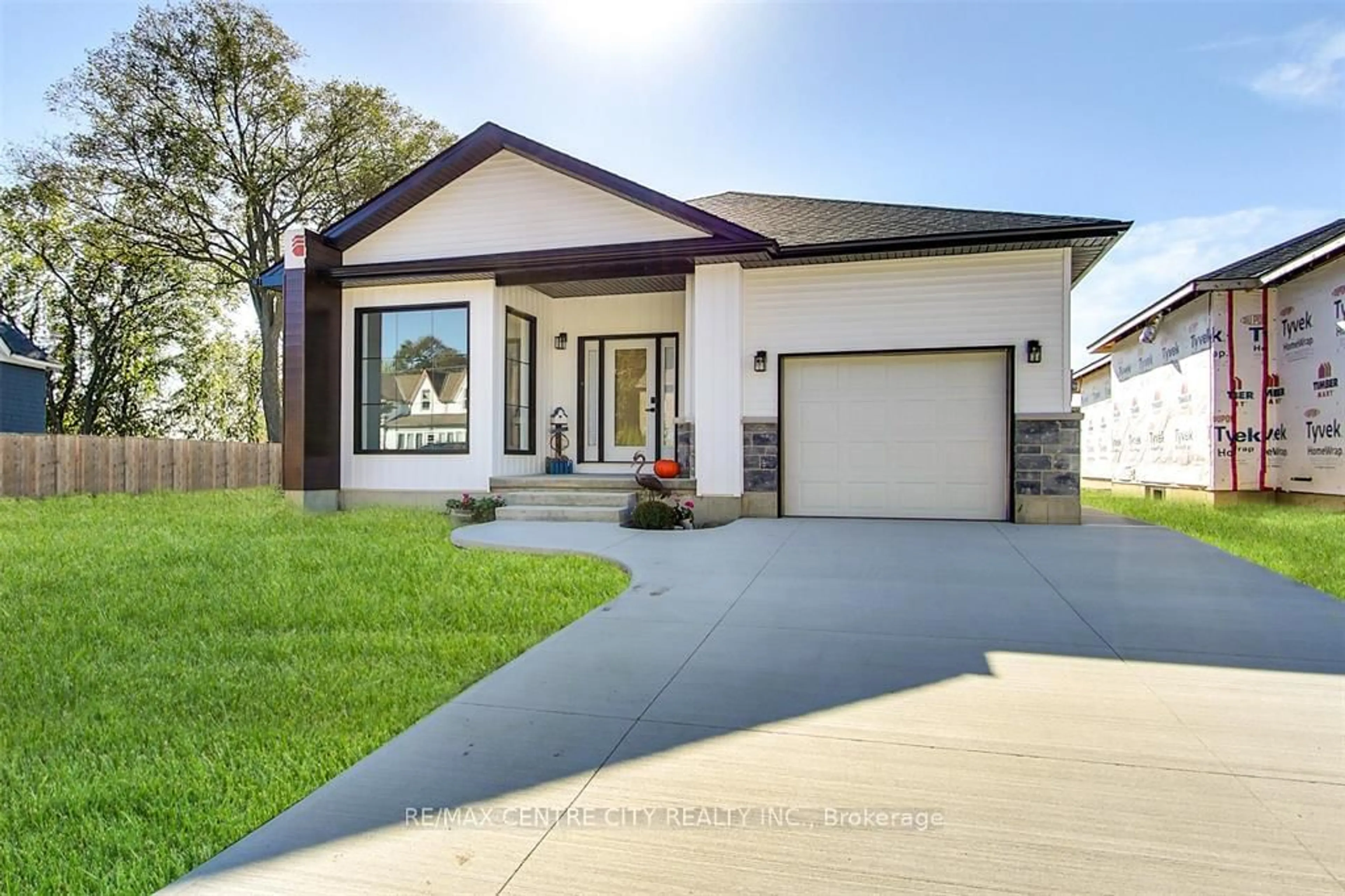 Home with vinyl exterior material, street for 195 ESSEX St, Sarnia Ontario N7S 0C2