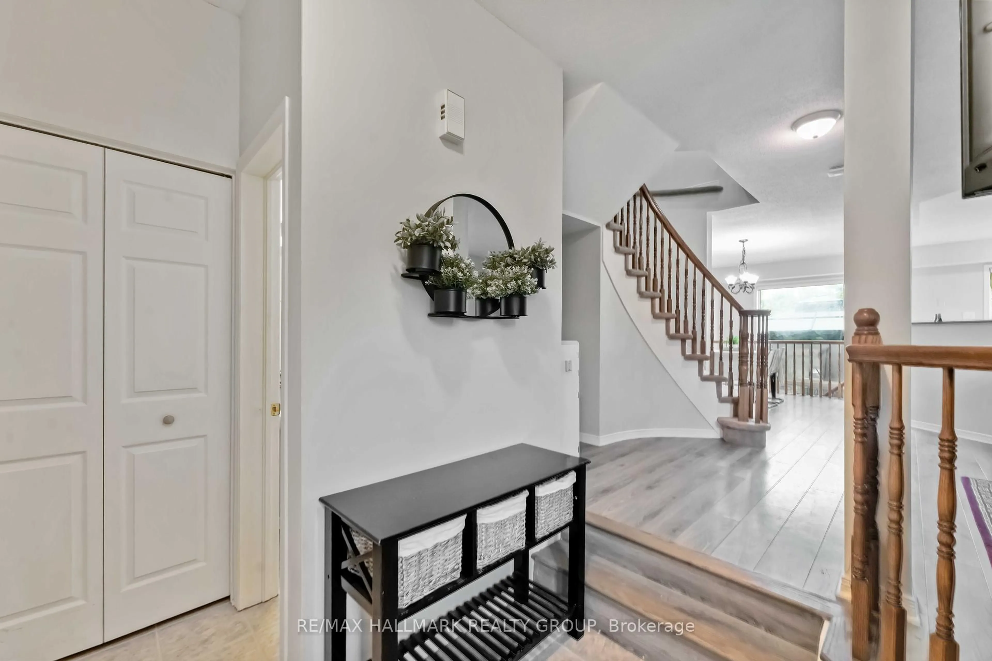 Indoor entryway for 1532 Duplante Ave, Orleans Ontario K4A 3Z2