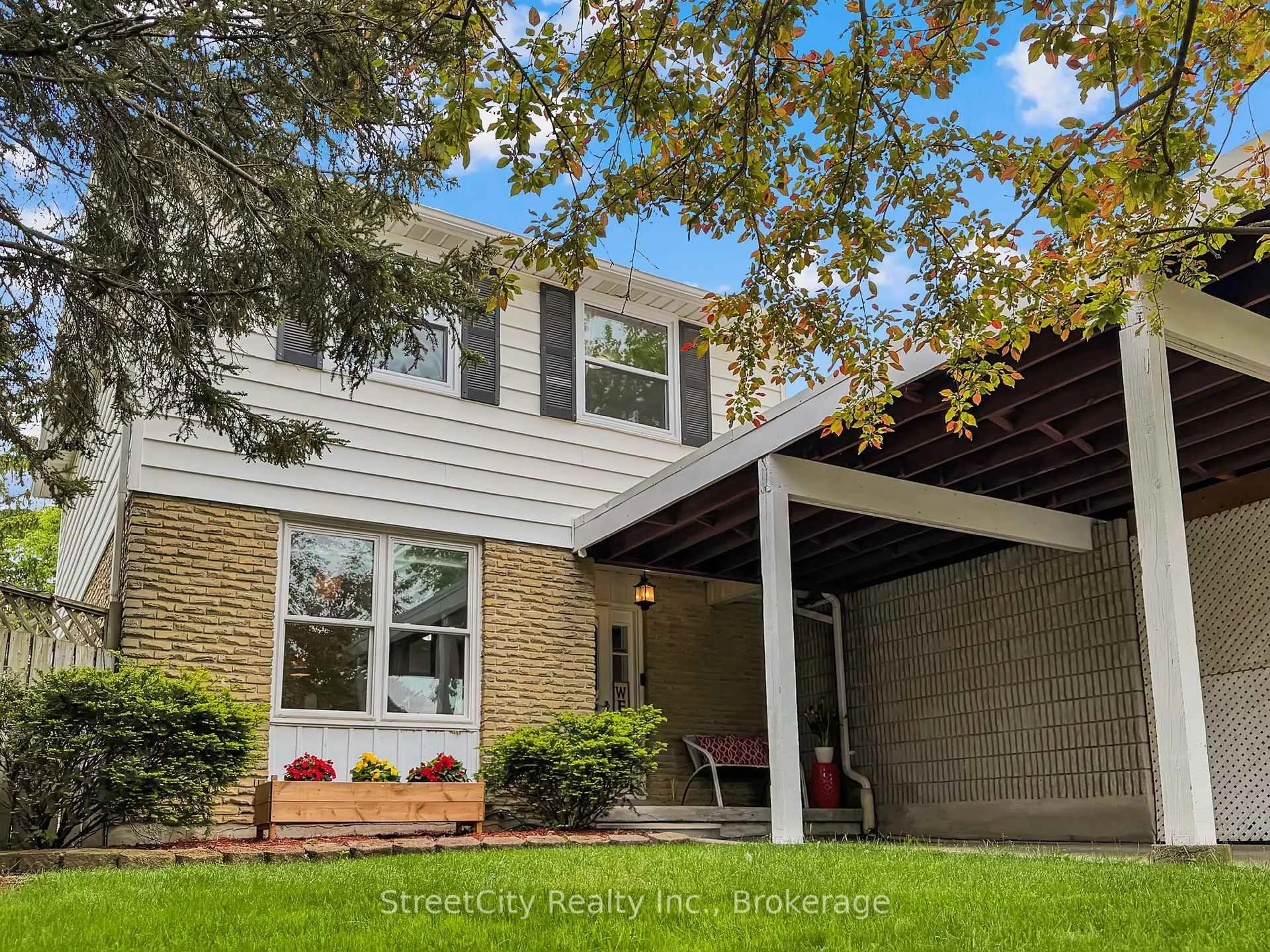 Home with vinyl exterior material, street for 35 Babb Cres, Stratford Ontario N5A 6Z8