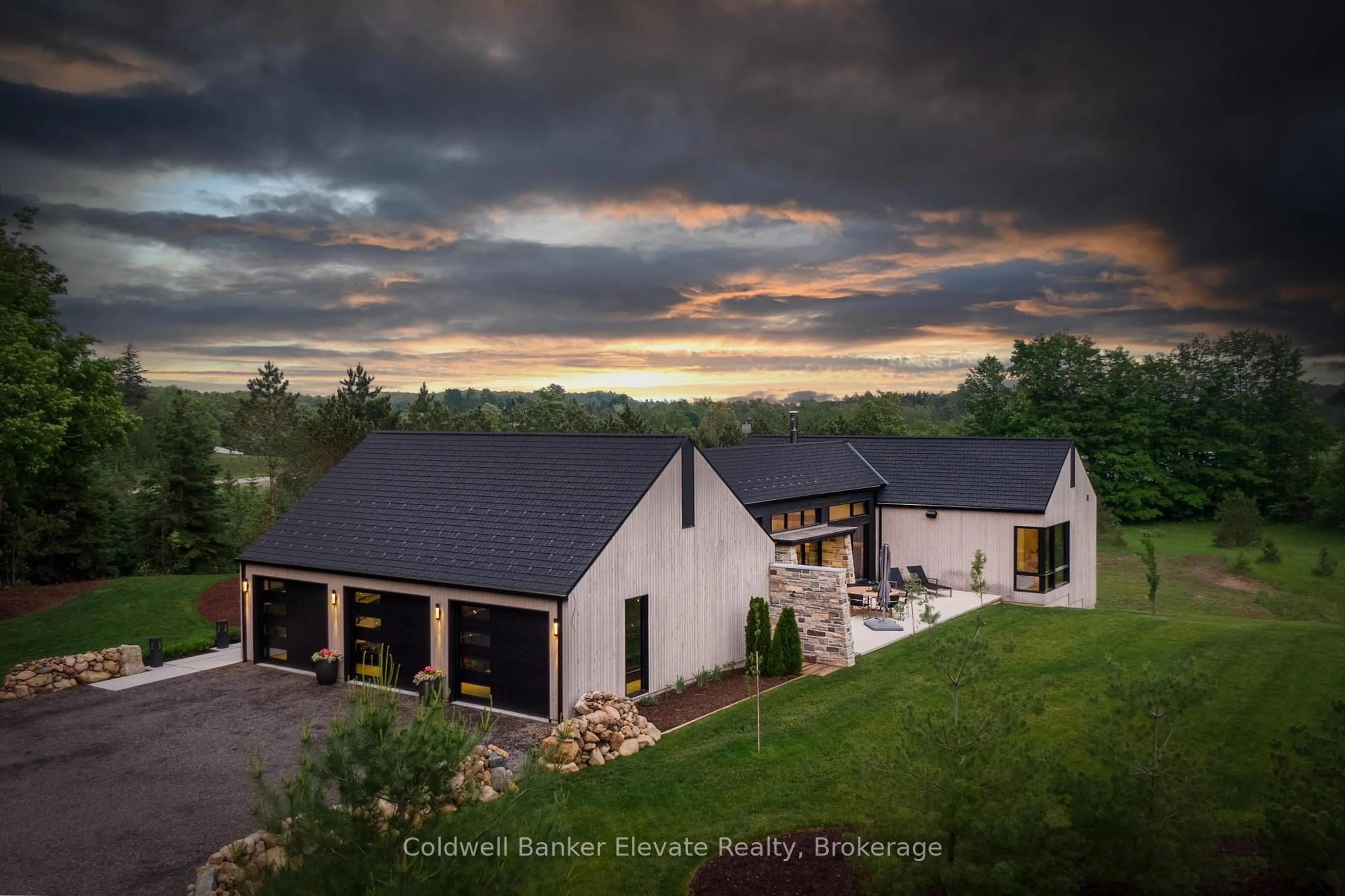 A pic from outside/outdoor area/front of a property/back of a property/a pic from drone, building for 5046 Wellington 125 Rd, Erin Ontario L7J 2L9