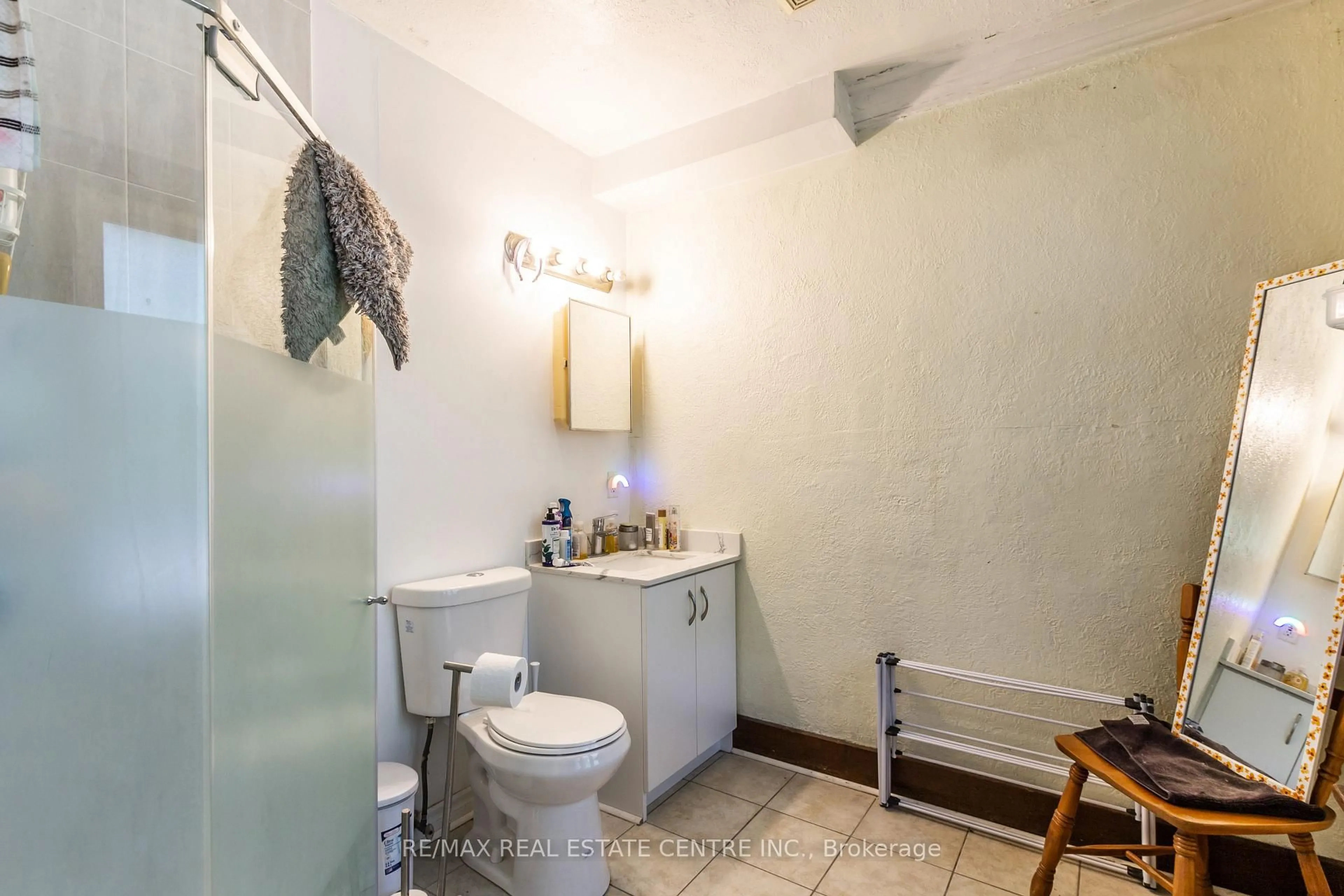 Standard bathroom, unknown for 178 Erb St, Waterloo Ontario N2L 1V3