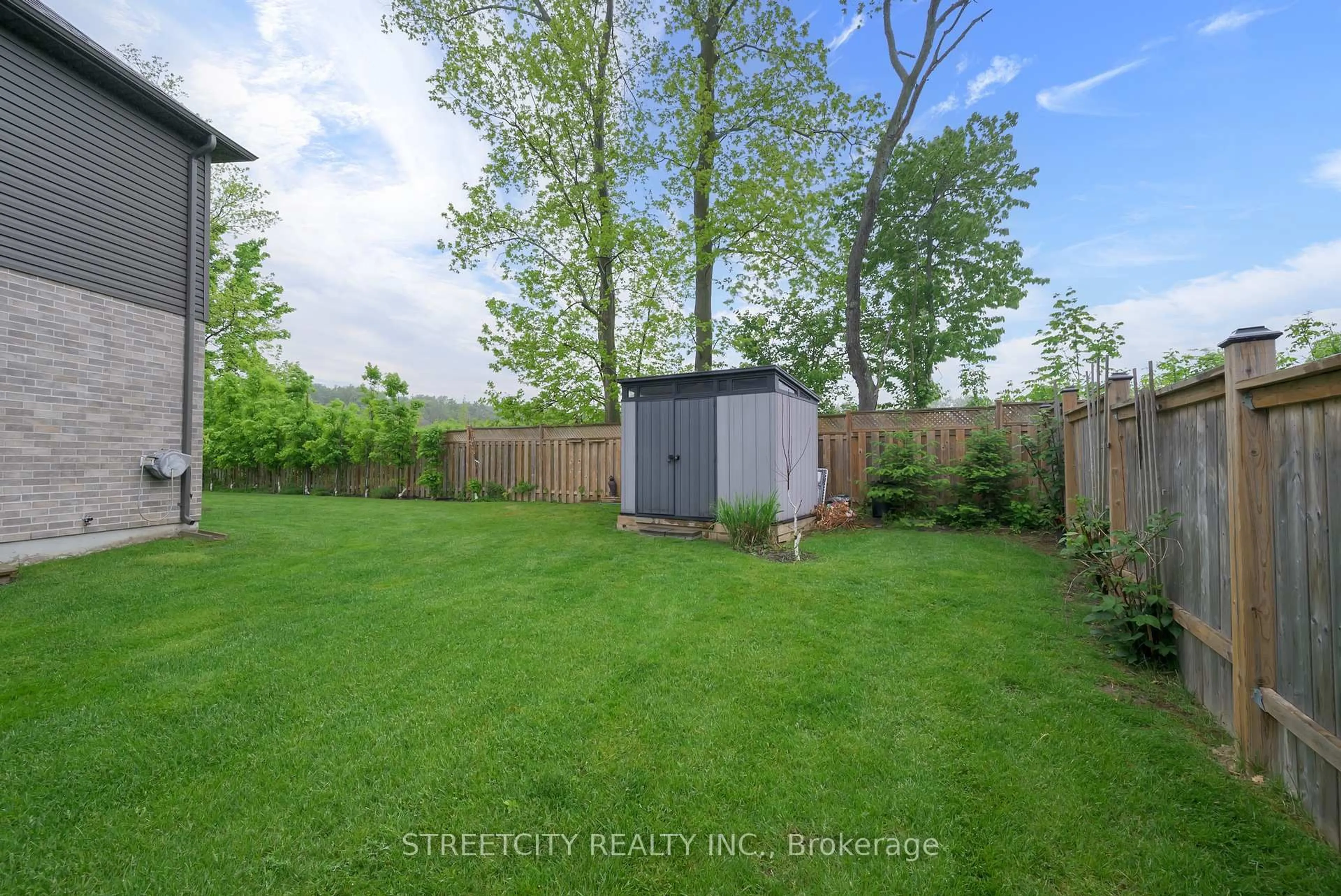 Shed for 1061 Eagletrace Dr #35, London North Ontario N6G 0T3