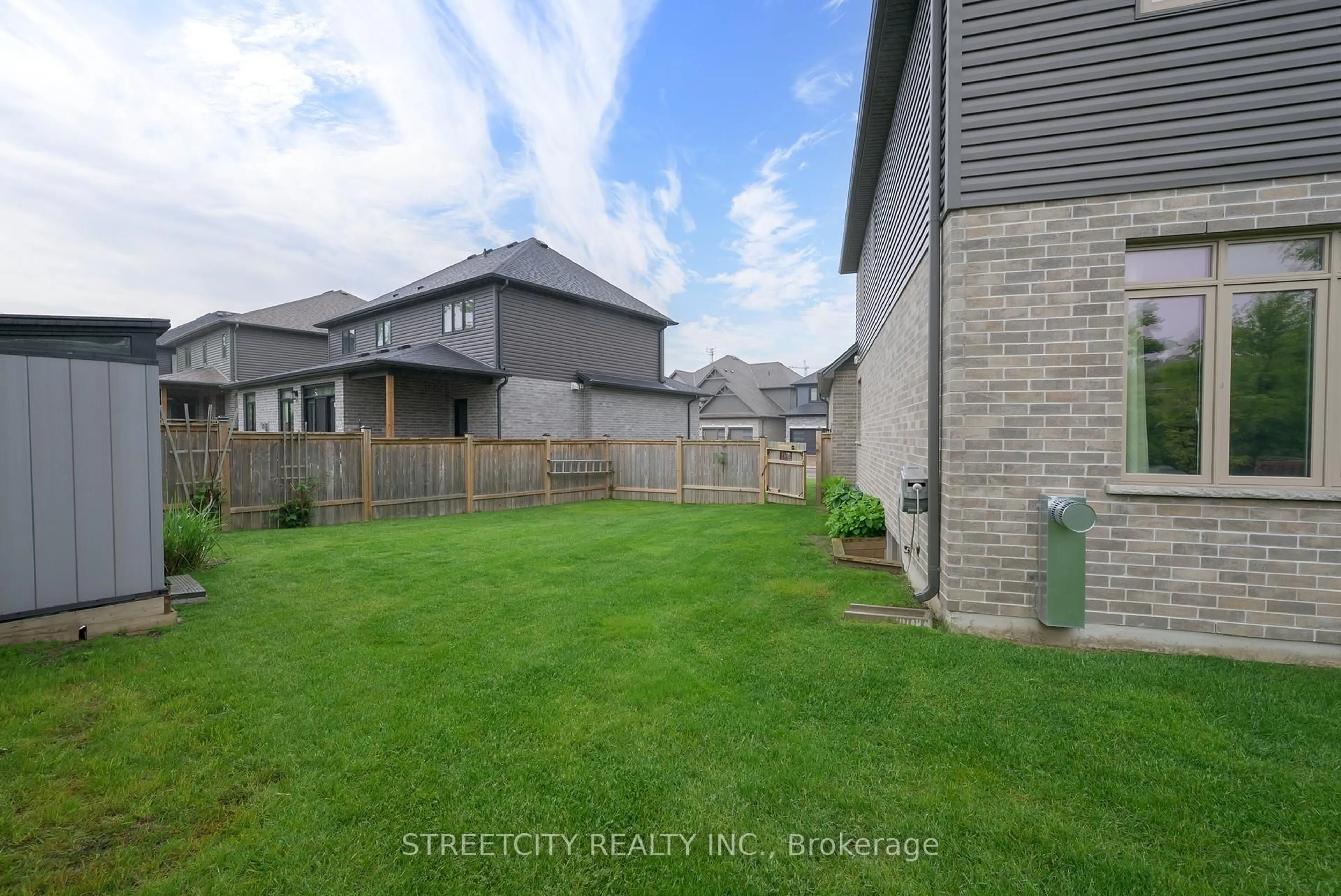 A pic from outside/outdoor area/front of a property/back of a property/a pic from drone, street for 1061 Eagletrace Dr #35, London North Ontario N6G 0T3