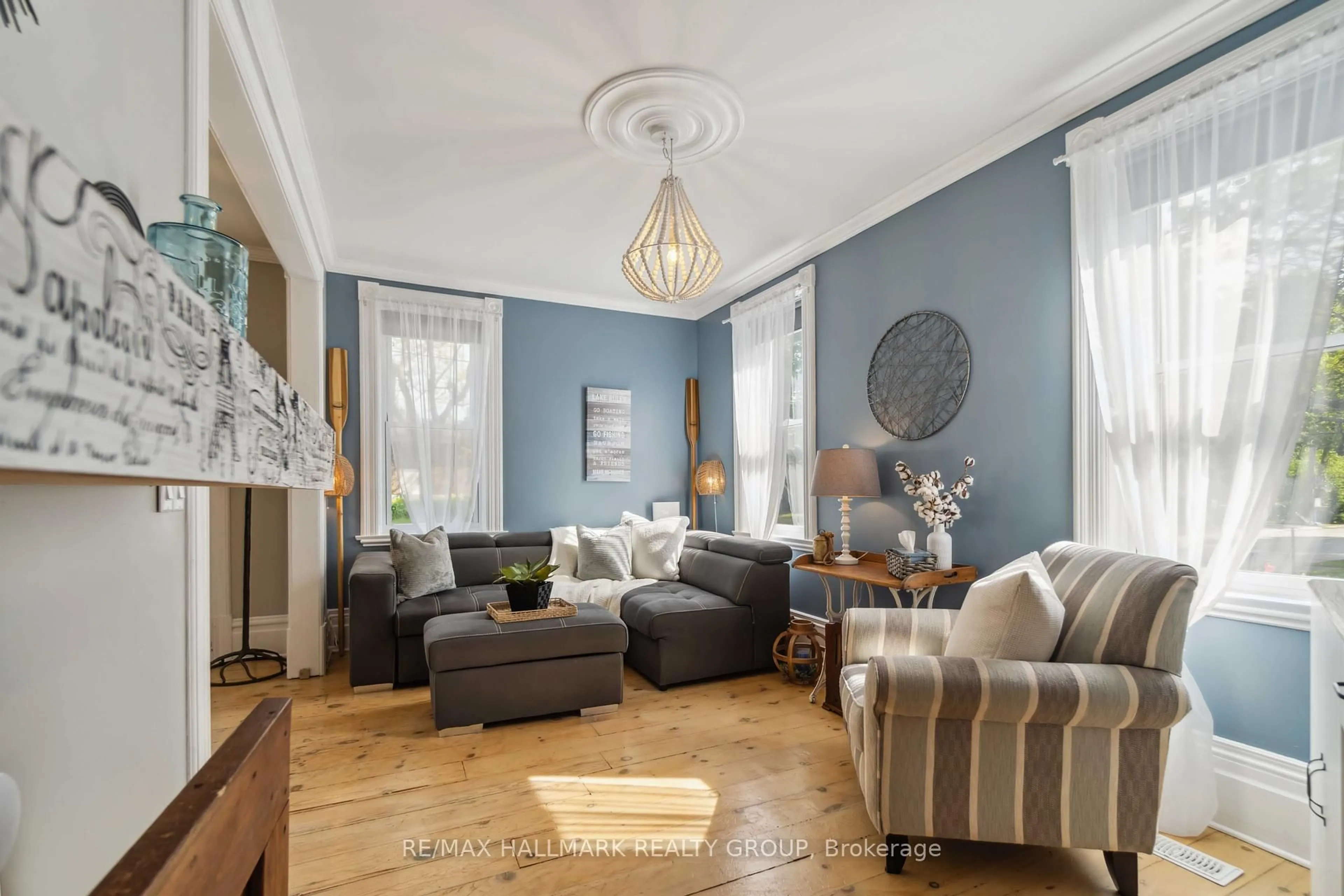 Living room with furniture, wood/laminate floor for 133 Nelson St, Carleton Place Ontario K7C 1A3