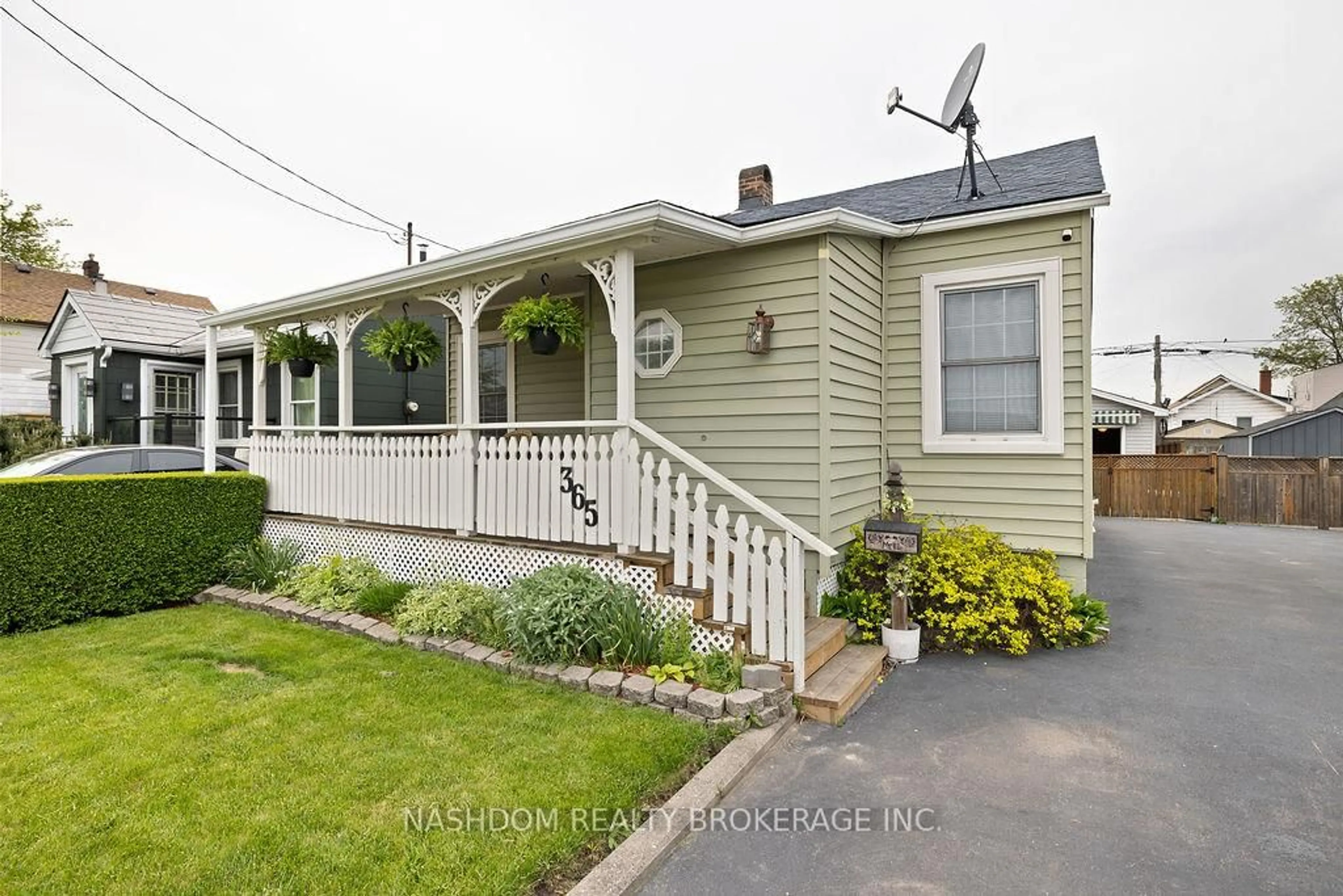 Home with vinyl exterior material, street for 365 Strathearne Ave, Hamilton Ontario L8H 5L2