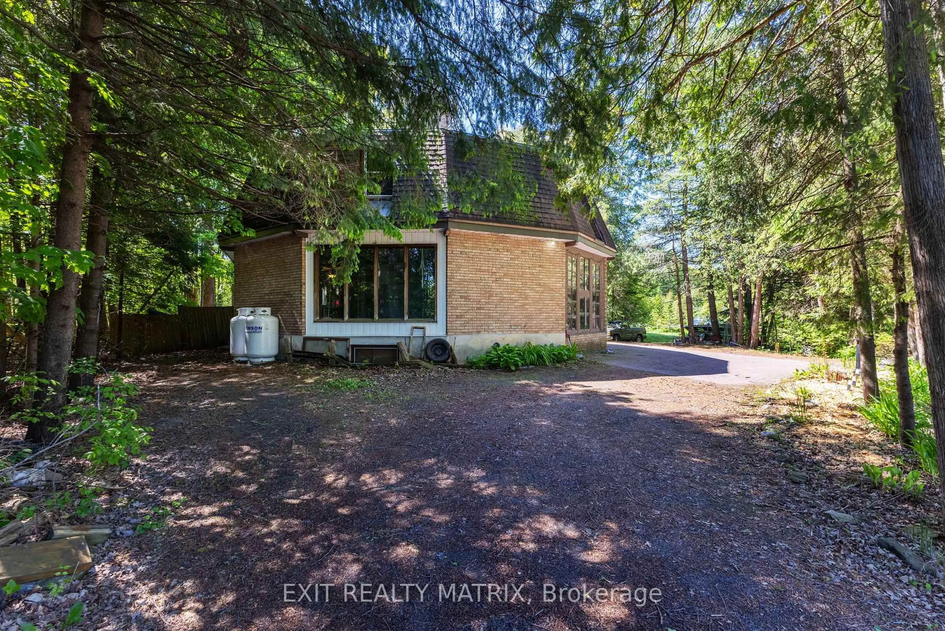 A pic from outside/outdoor area/front of a property/back of a property/a pic from drone, unknown for 7962 Parkway Rd, Metcalfe Ontario K0A 2P0
