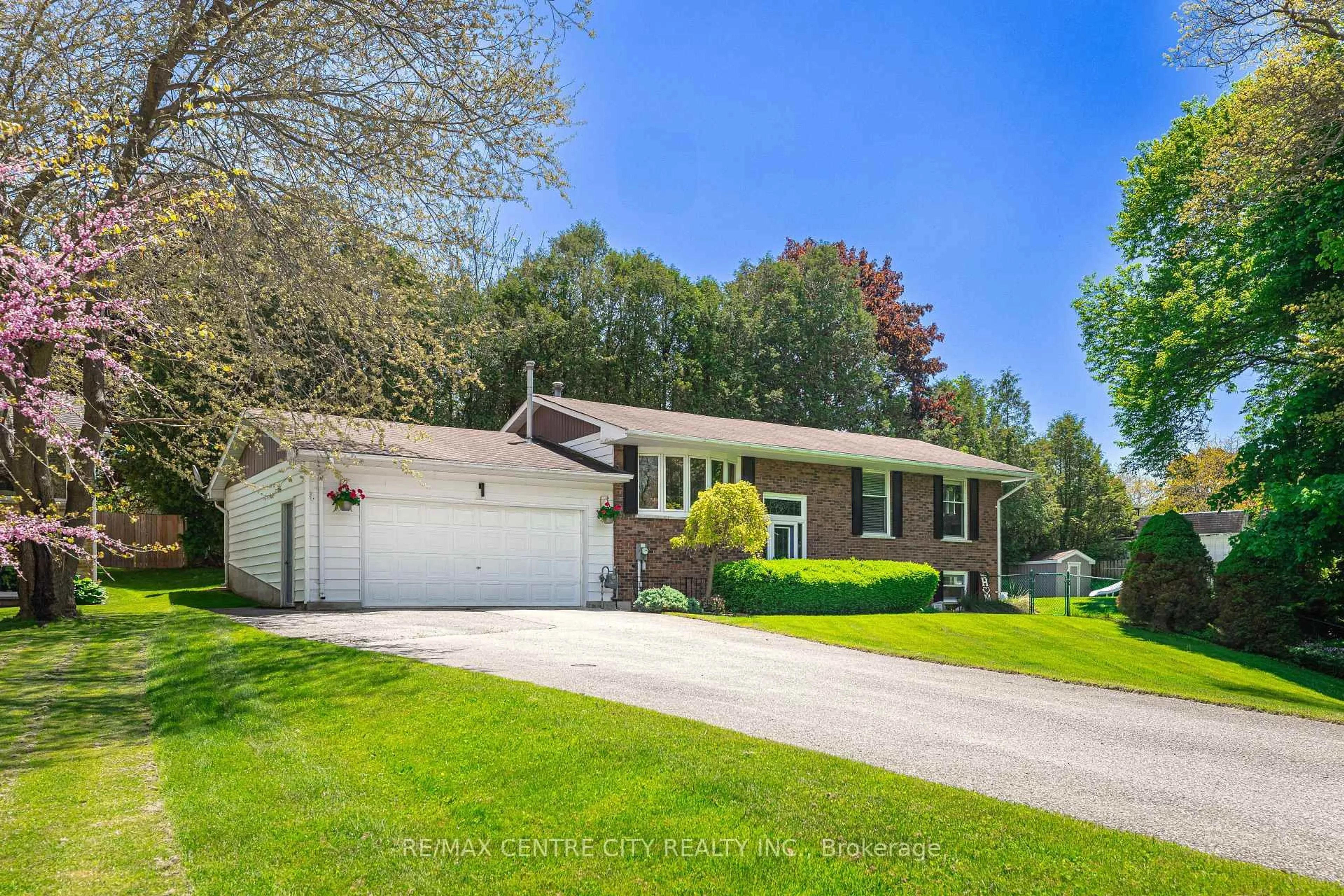 Home with vinyl exterior material, water/lake/river/ocean view for 4500 EAST Rd, Central Elgin Ontario N5L 1A0