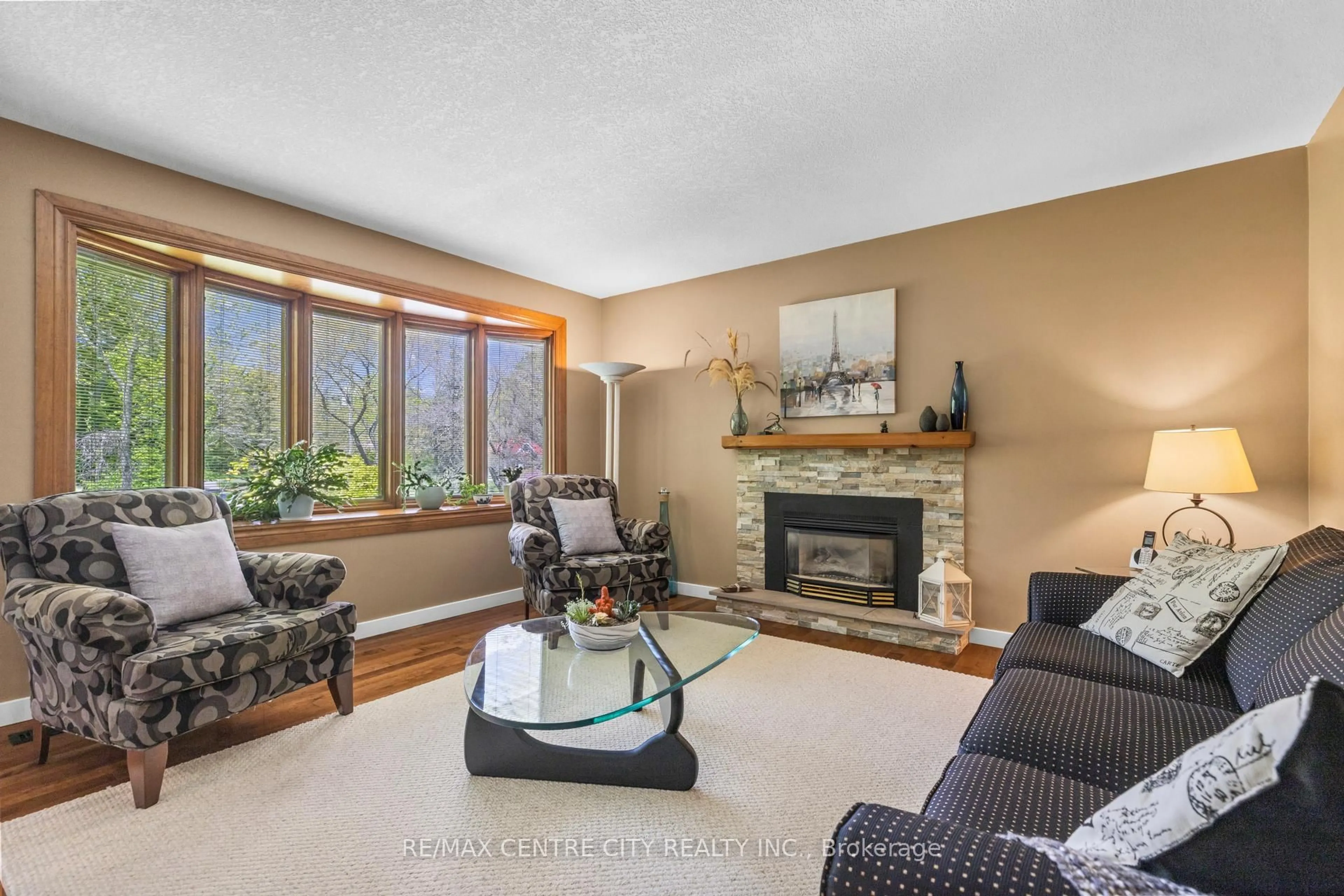 Living room with furniture, unknown for 4500 EAST Rd, Central Elgin Ontario N5L 1A0