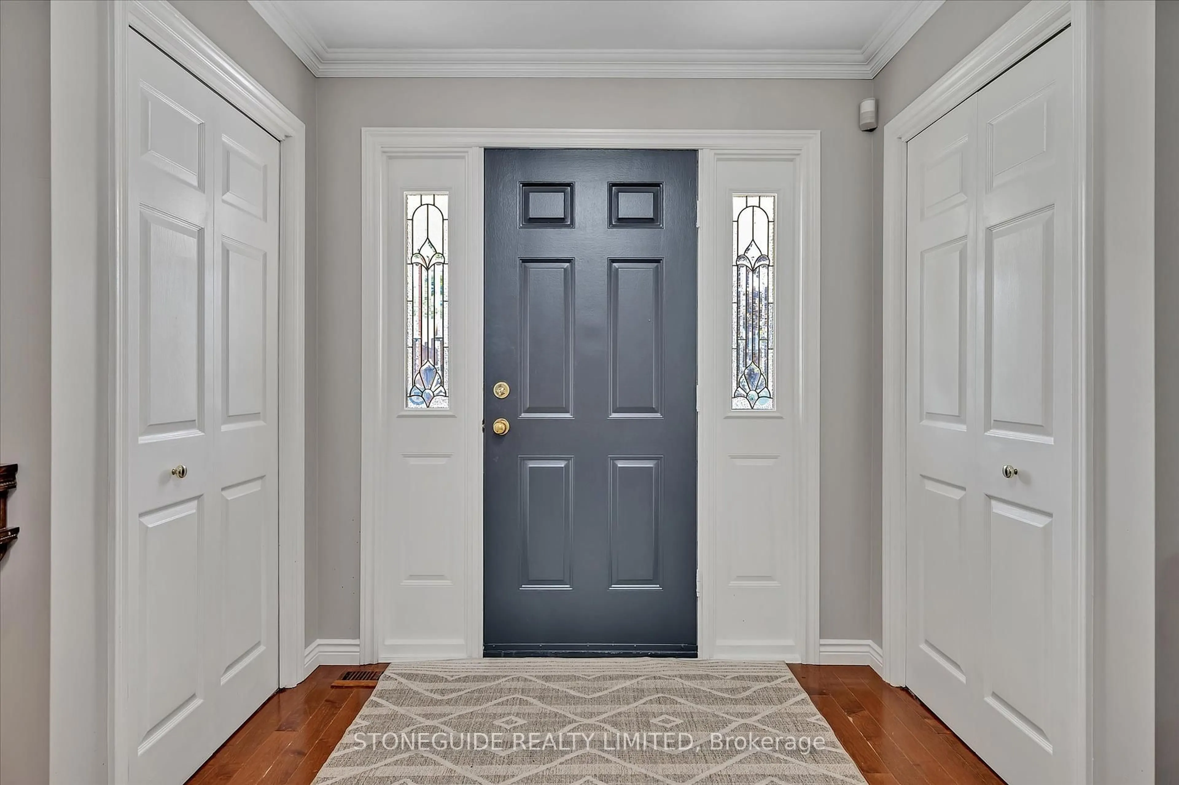 Indoor entryway for 1812 Parkwood Circ, Peterborough Ontario K9J 8C2