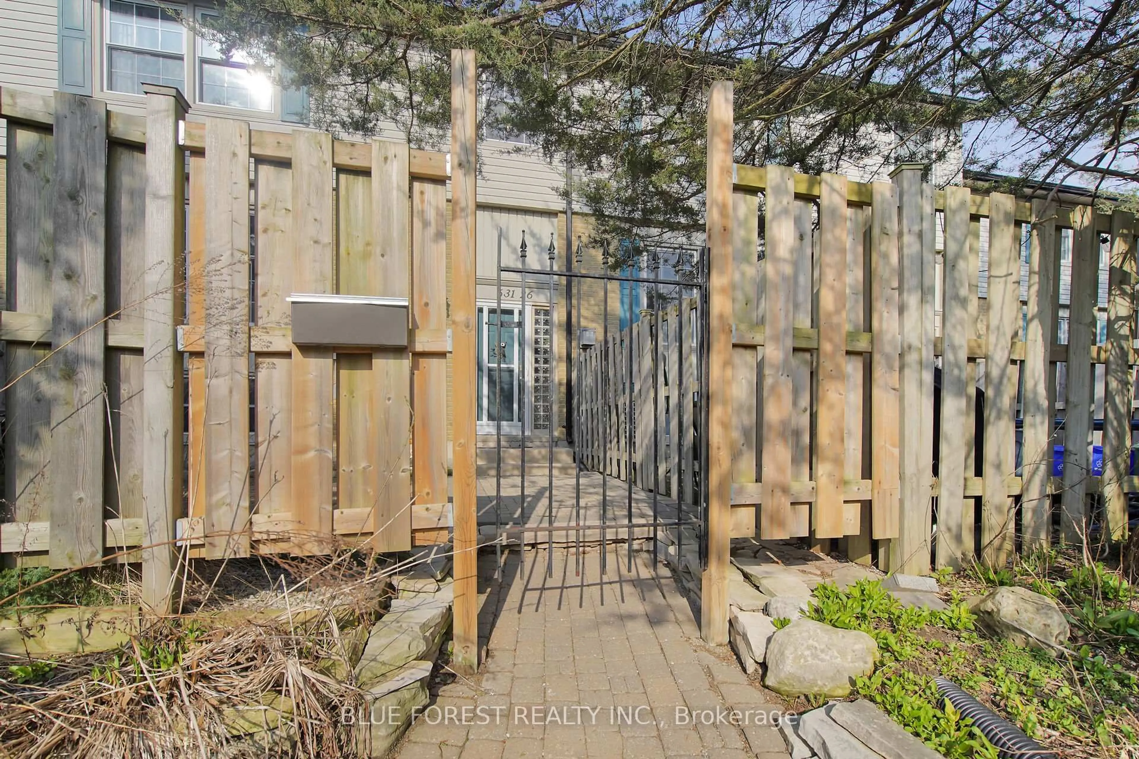 Indoor entryway for 631 Cranbrook Rd #26, London South Ontario N6K 2Y4