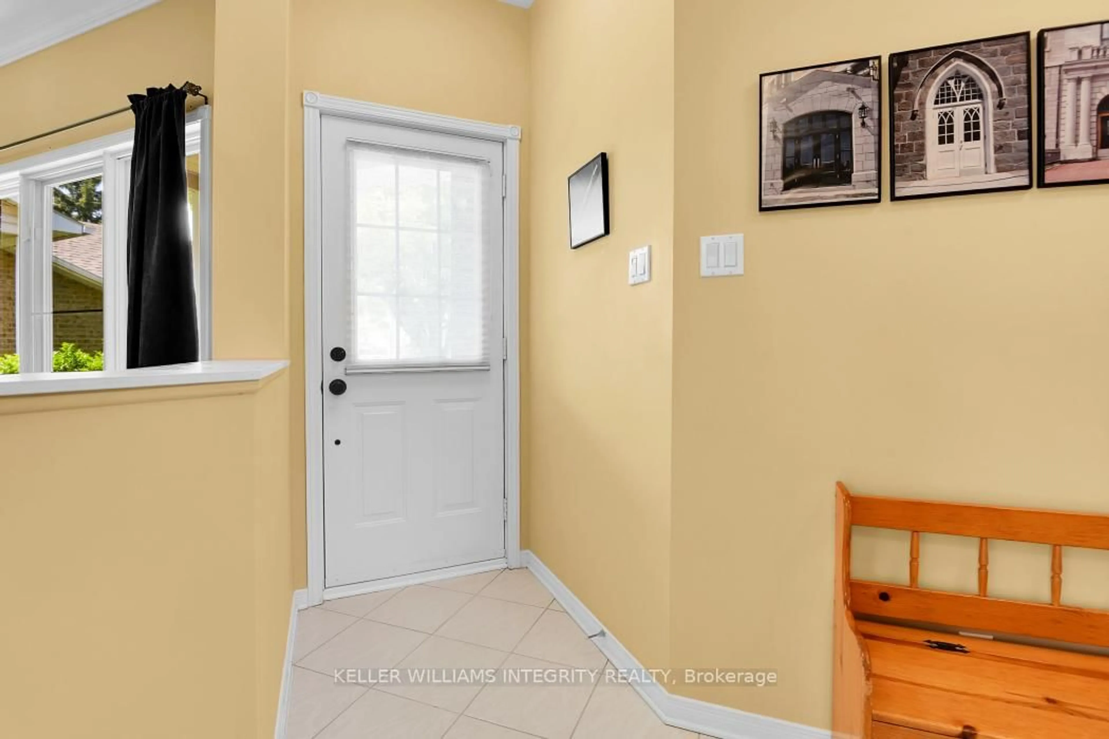 Indoor entryway for 1042 Rocky Harbour Cres, Ottawa Ontario K1V 1V2