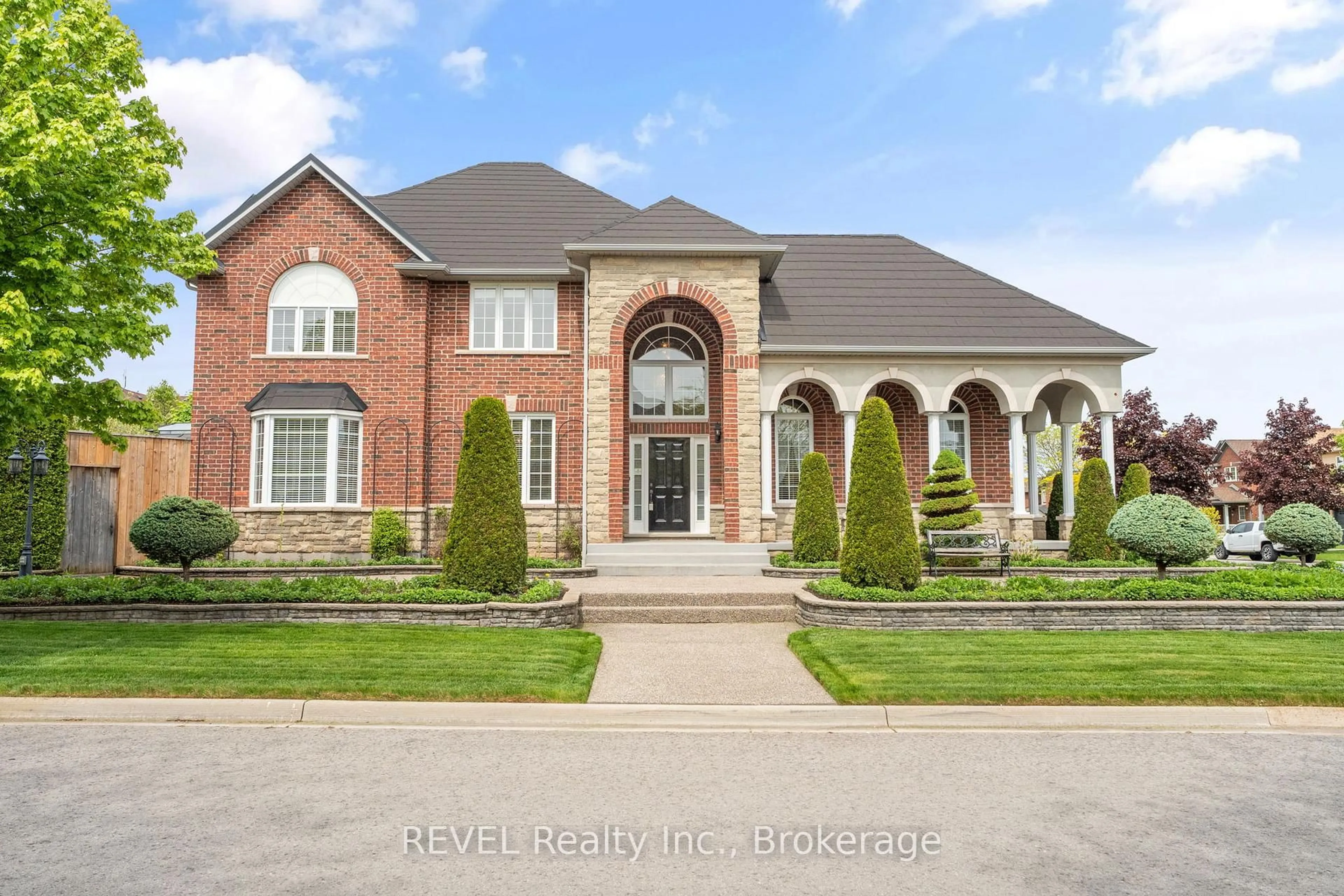 Home with brick exterior material, unknown for 42 Vinifera Dr, Grimsby Ontario L3M 5S1