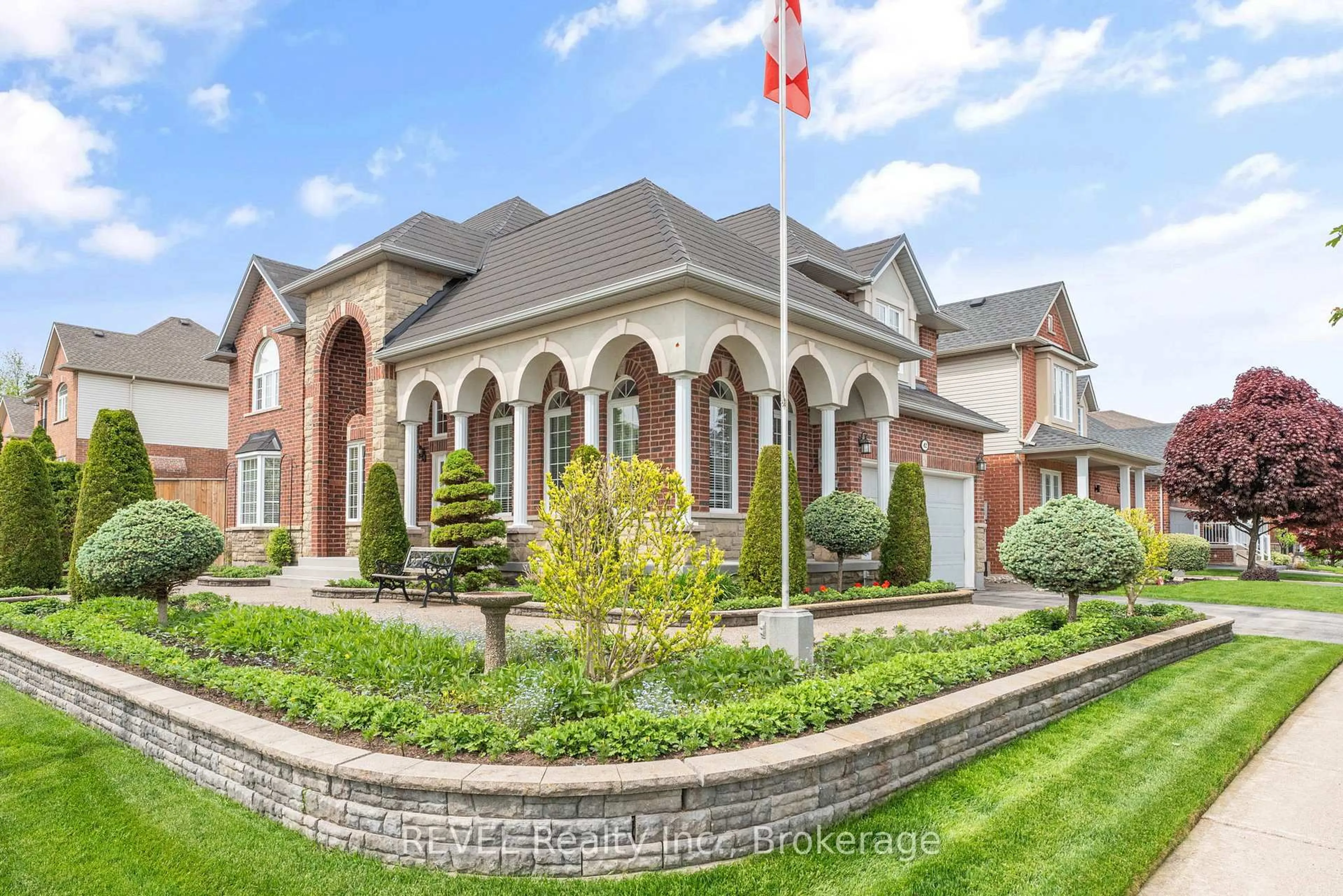 Home with brick exterior material, street for 42 Vinifera Dr, Grimsby Ontario L3M 5S1