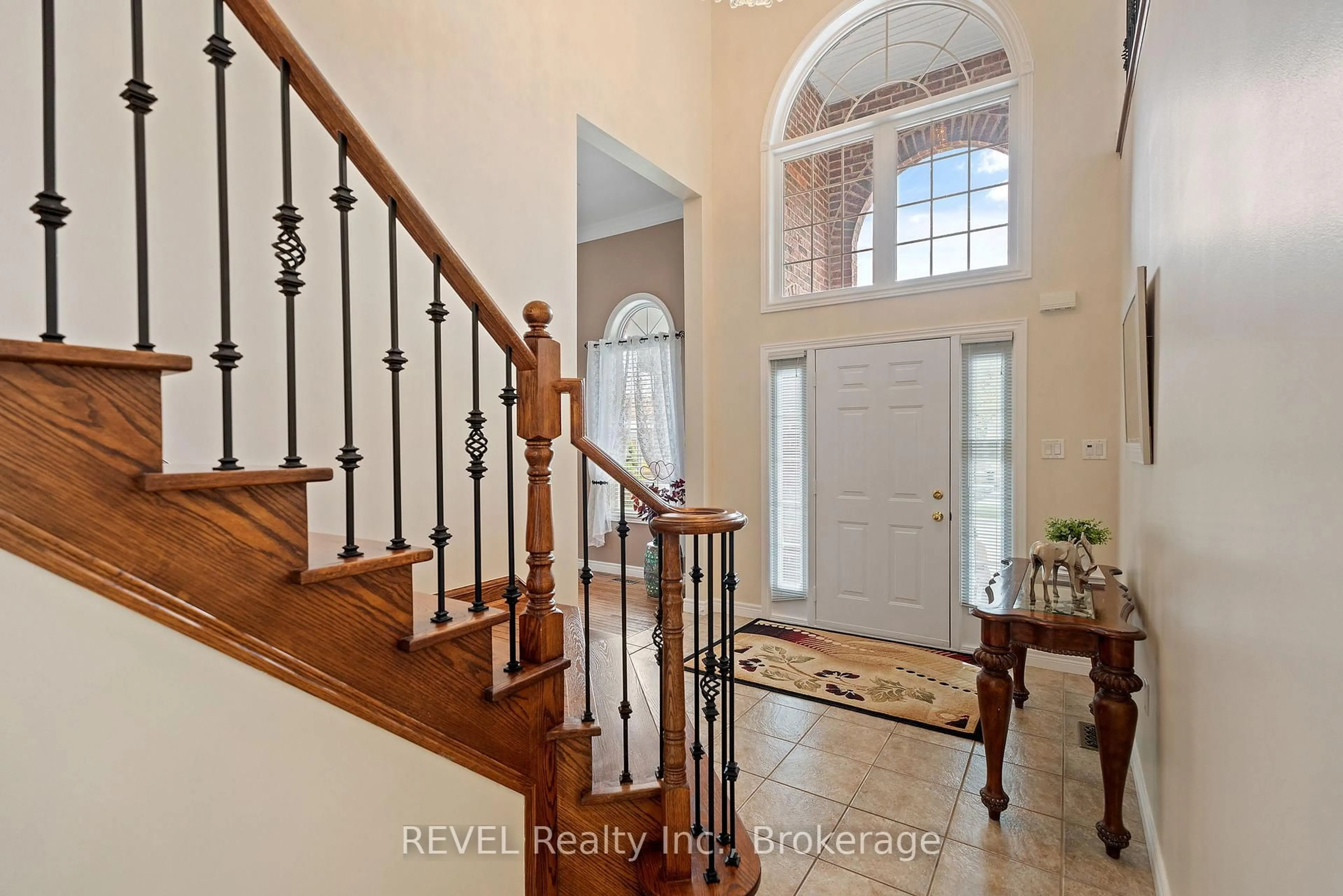 Indoor entryway for 42 Vinifera Dr, Grimsby Ontario L3M 5S1