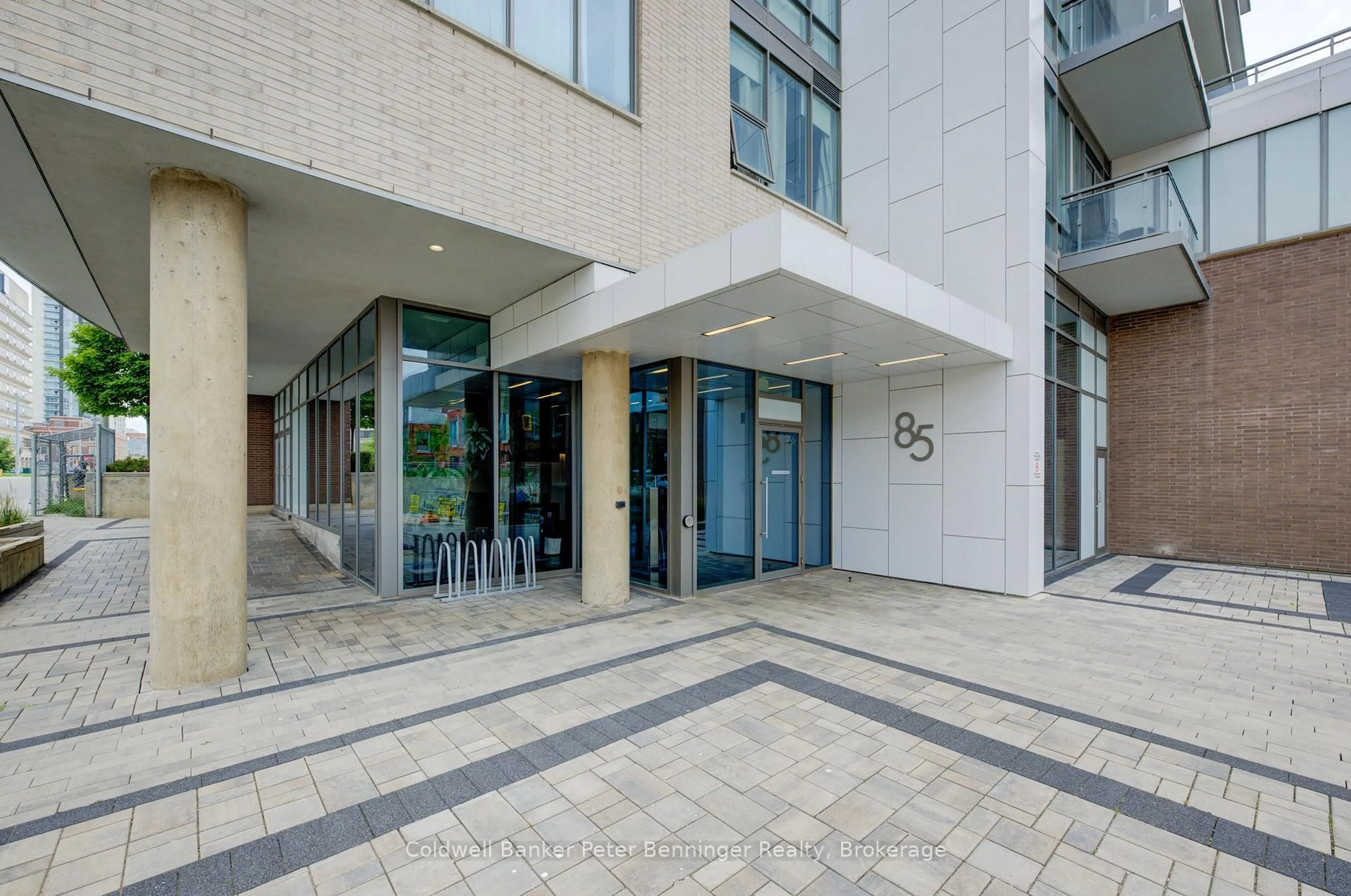 Indoor foyer for 85 Duke St #703, Kitchener Ontario N2H 4Y7