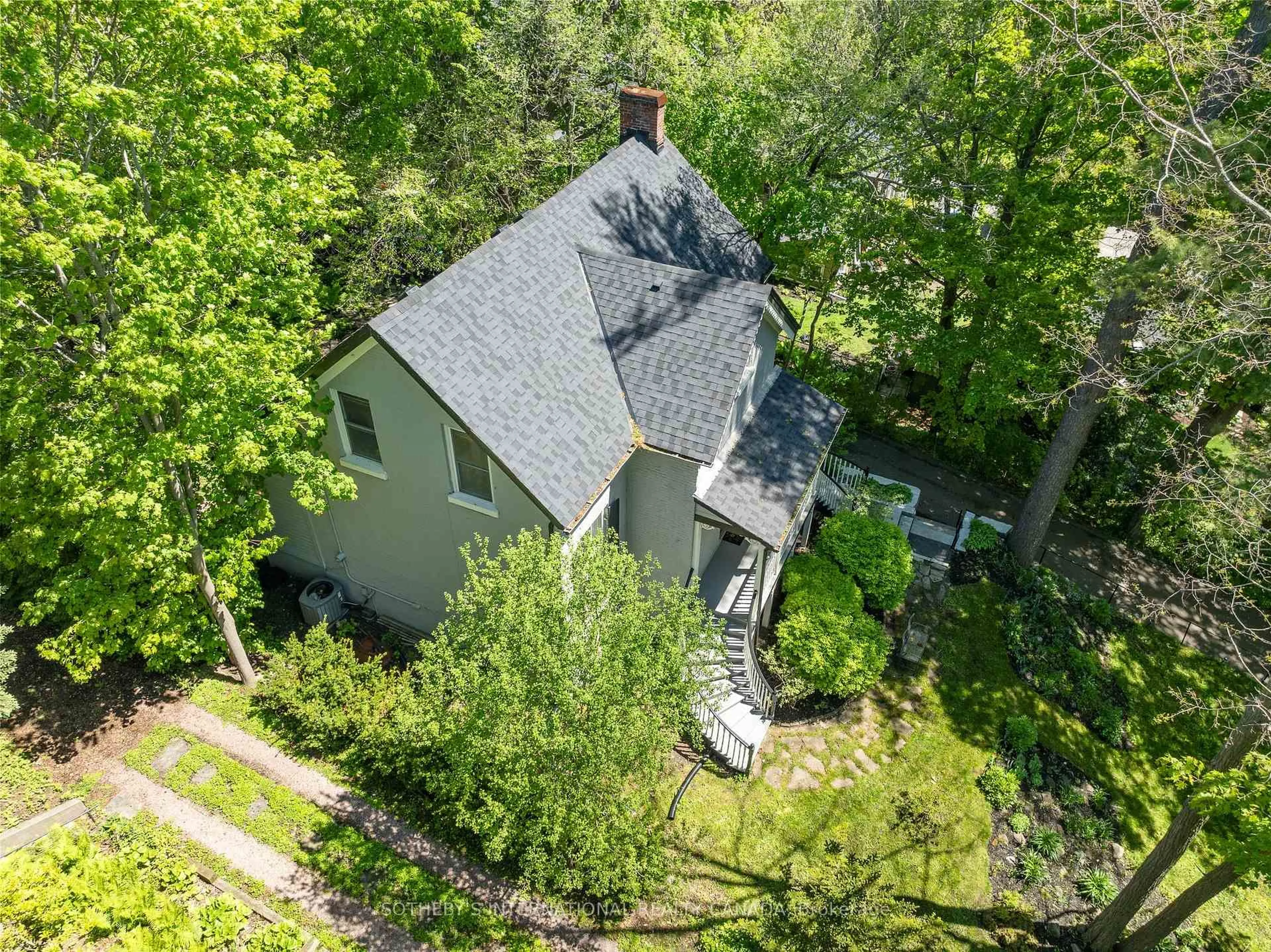 A pic from outside/outdoor area/front of a property/back of a property/a pic from drone, street for 72 Augusta St, Port Hope Ontario L1A 1G9