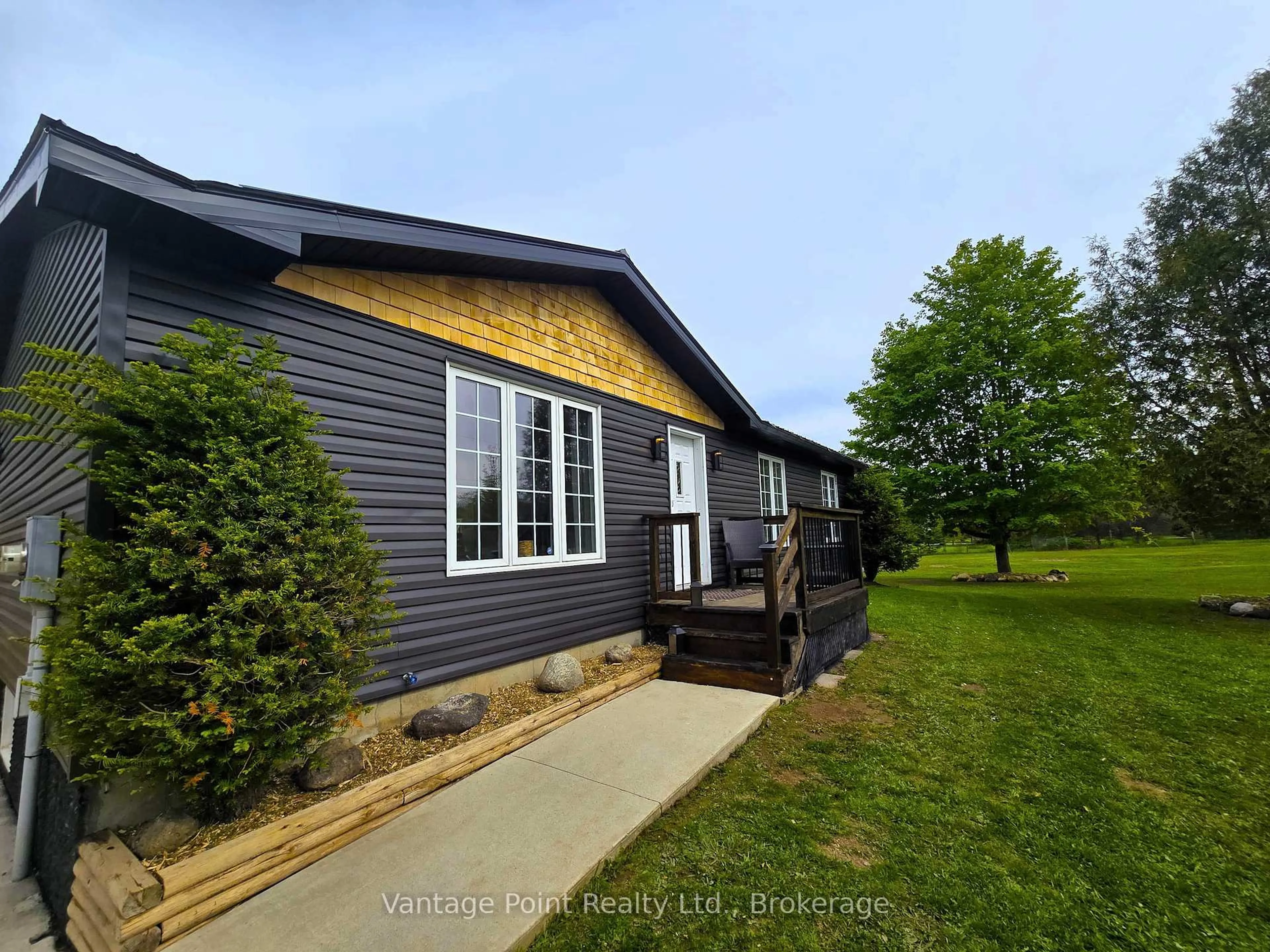 Home with vinyl exterior material, unknown for 544302 80 Sdrd, West Grey Ontario N0C 1H0