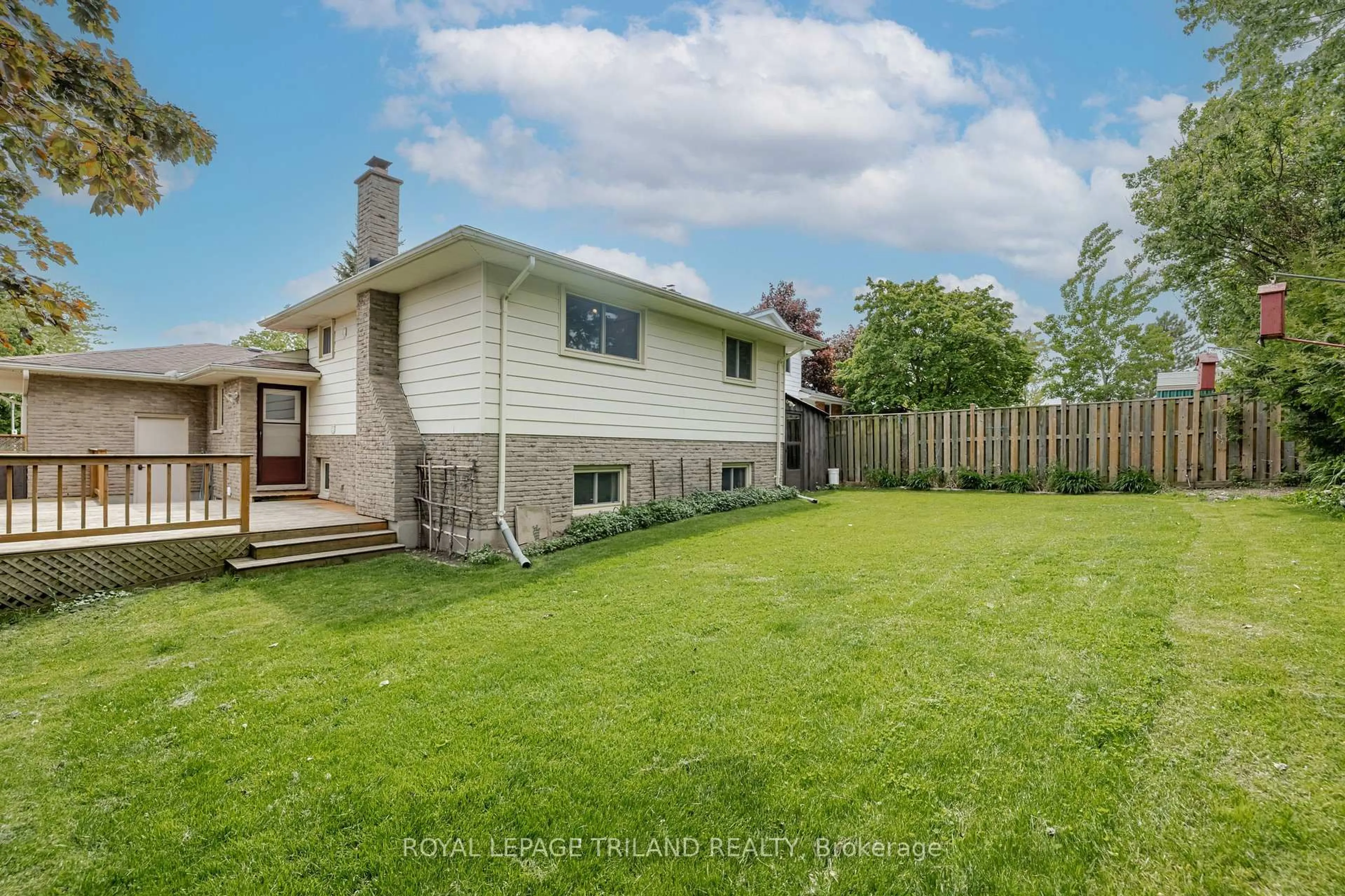 A pic from outside/outdoor area/front of a property/back of a property/a pic from drone, street for 95 Concord Cres, London North Ontario N6G 3H5