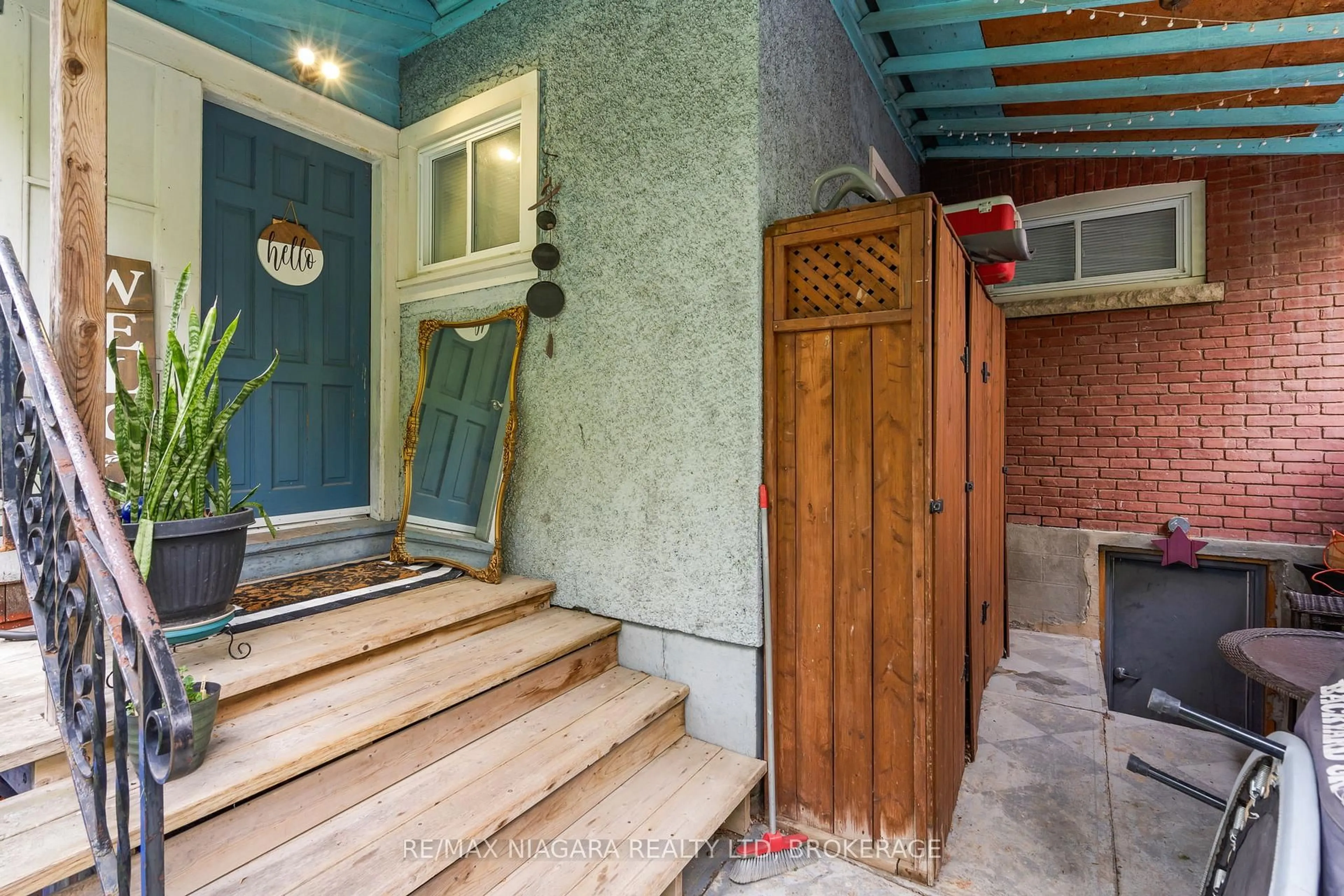 Indoor entryway for 47 CHAPLIN Ave, St. Catharines Ontario L2R 2E4