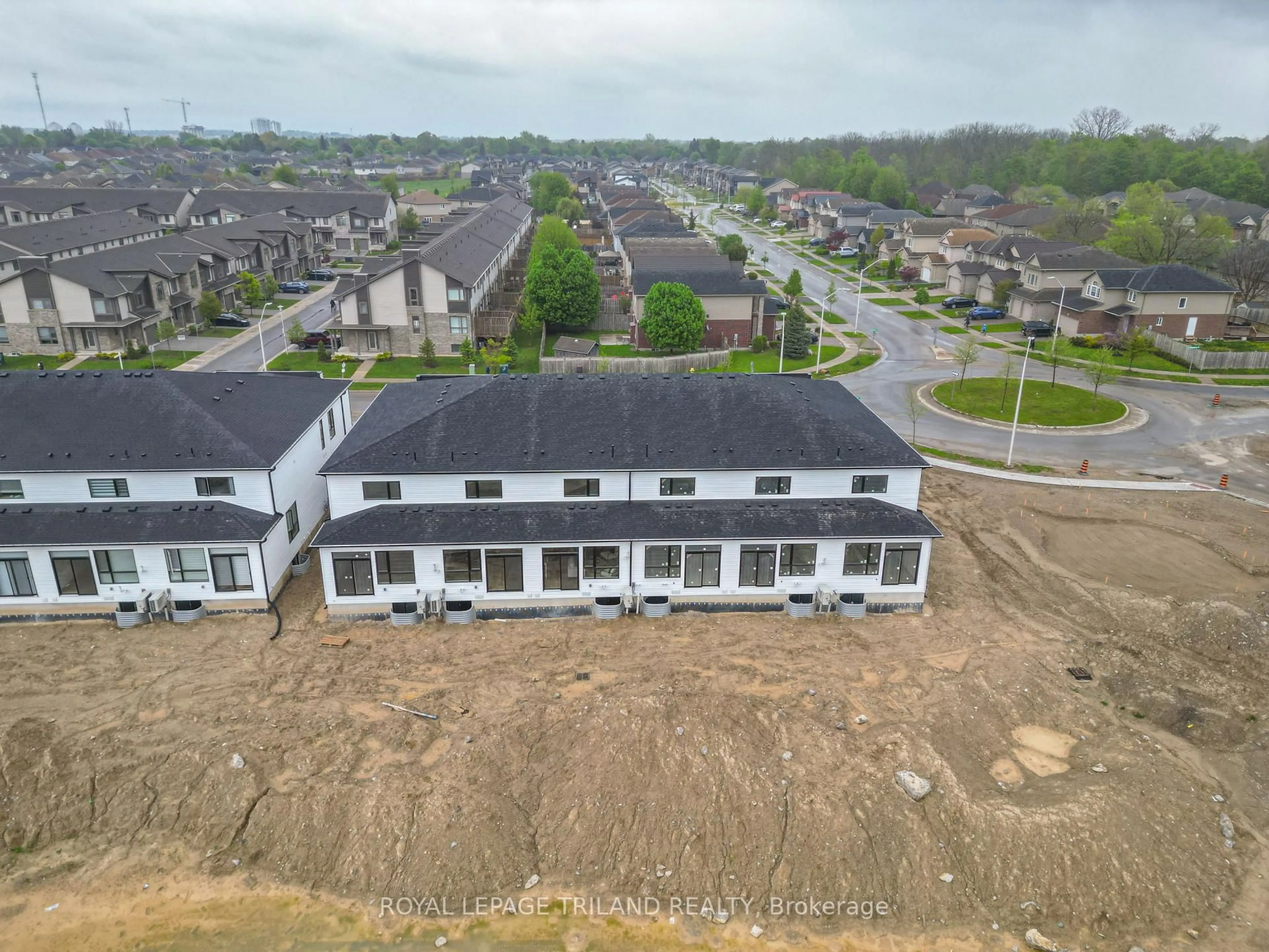 A pic from outside/outdoor area/front of a property/back of a property/a pic from drone, building for 784 Banyan Lane, London North Ontario N6G 0A6