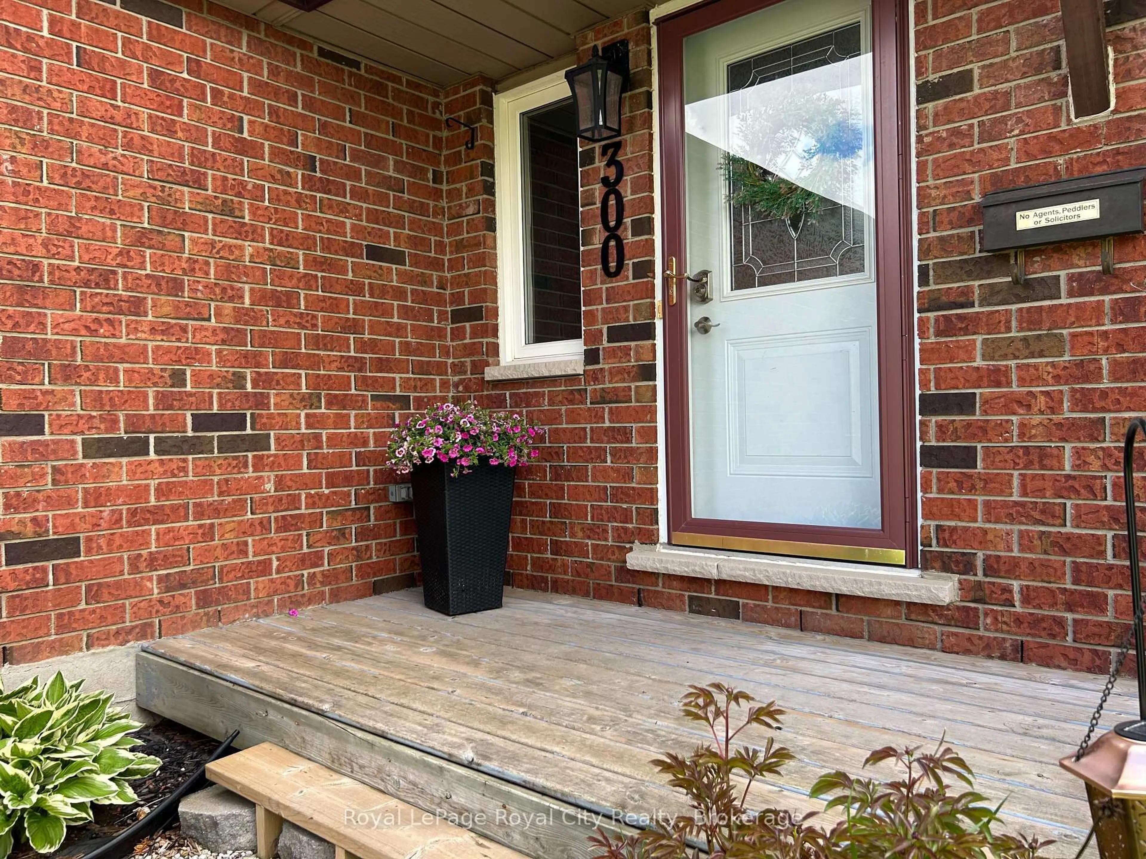 Indoor entryway for 300 Strathallan St, Centre Wellington Ontario N1M 3L5