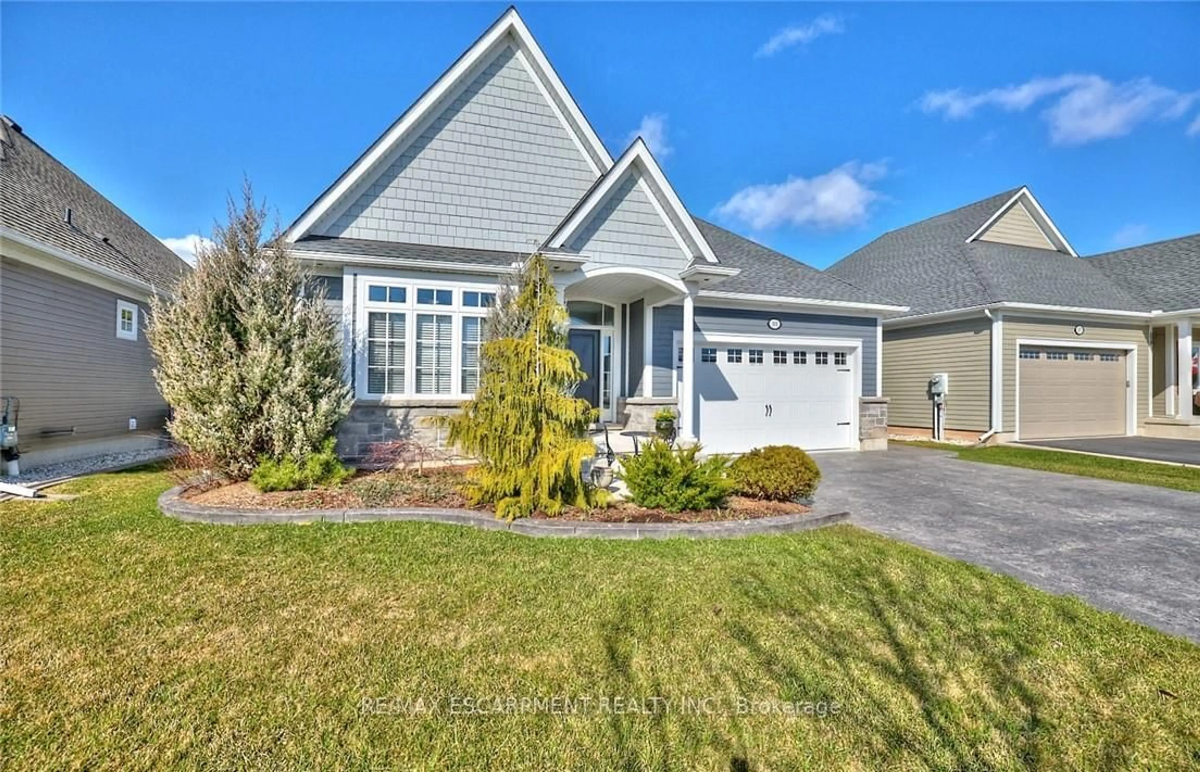 Home with vinyl exterior material, street for 33 Butlers Dr, Fort Erie Ontario L0S 1N0