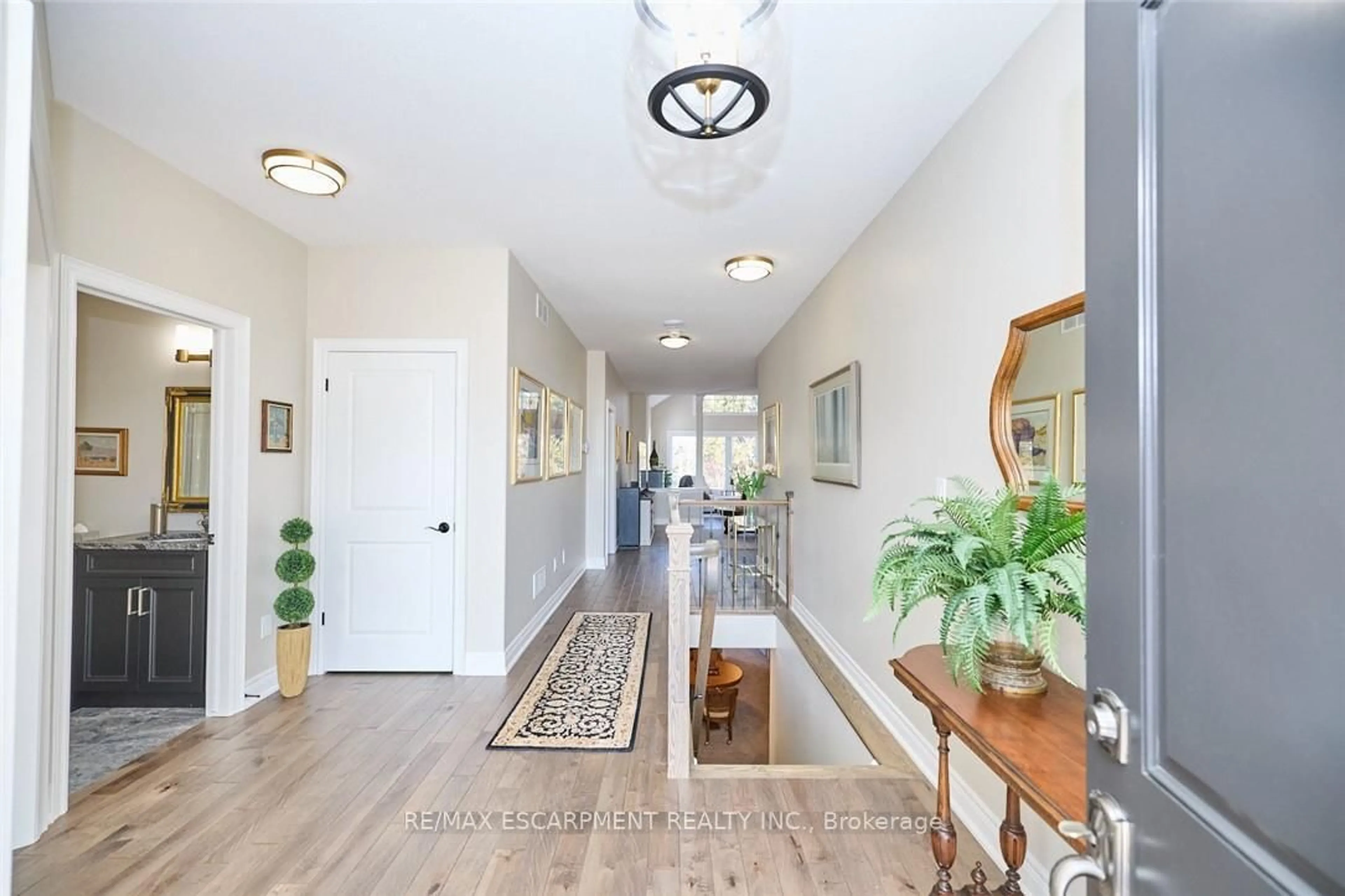 Indoor entryway for 33 Butlers Dr, Fort Erie Ontario L0S 1N0