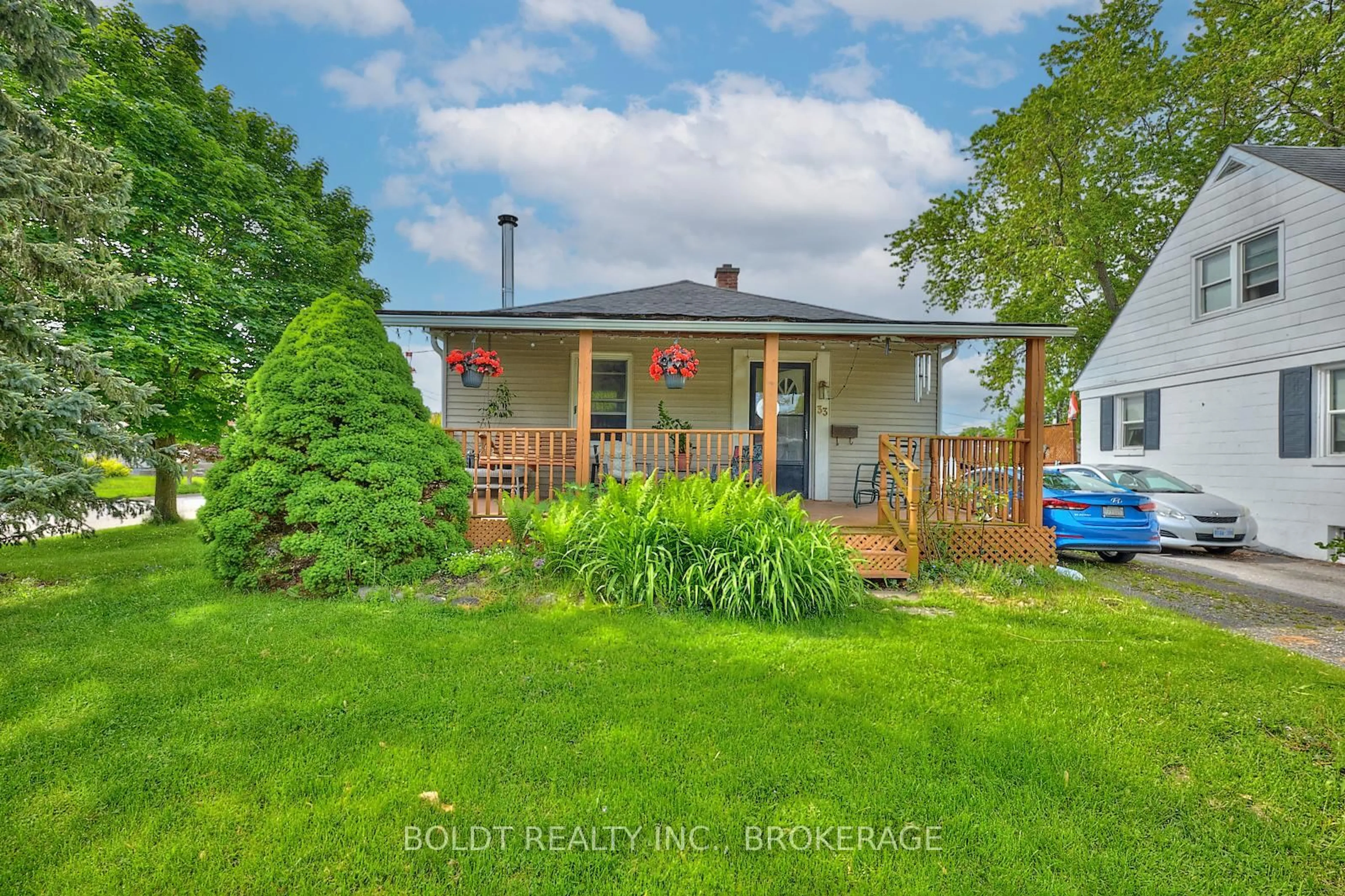 A pic from outside/outdoor area/front of a property/back of a property/a pic from drone, unknown for 33 Argyle Cres, St. Catharines Ontario L2P 2P5