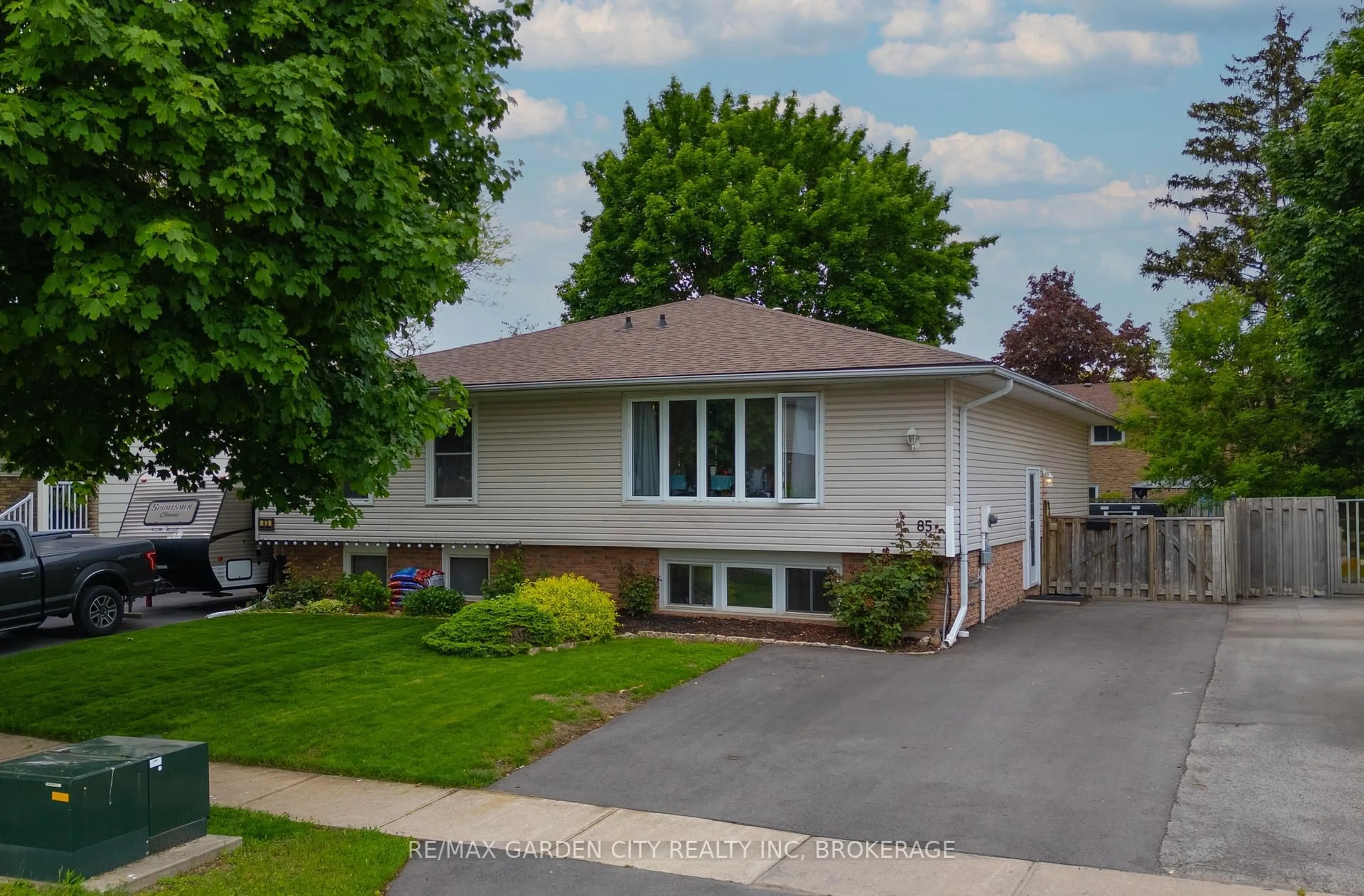 Home with vinyl exterior material, street for 85 Ventura Dr, St. Catharines Ontario L2R 7H3