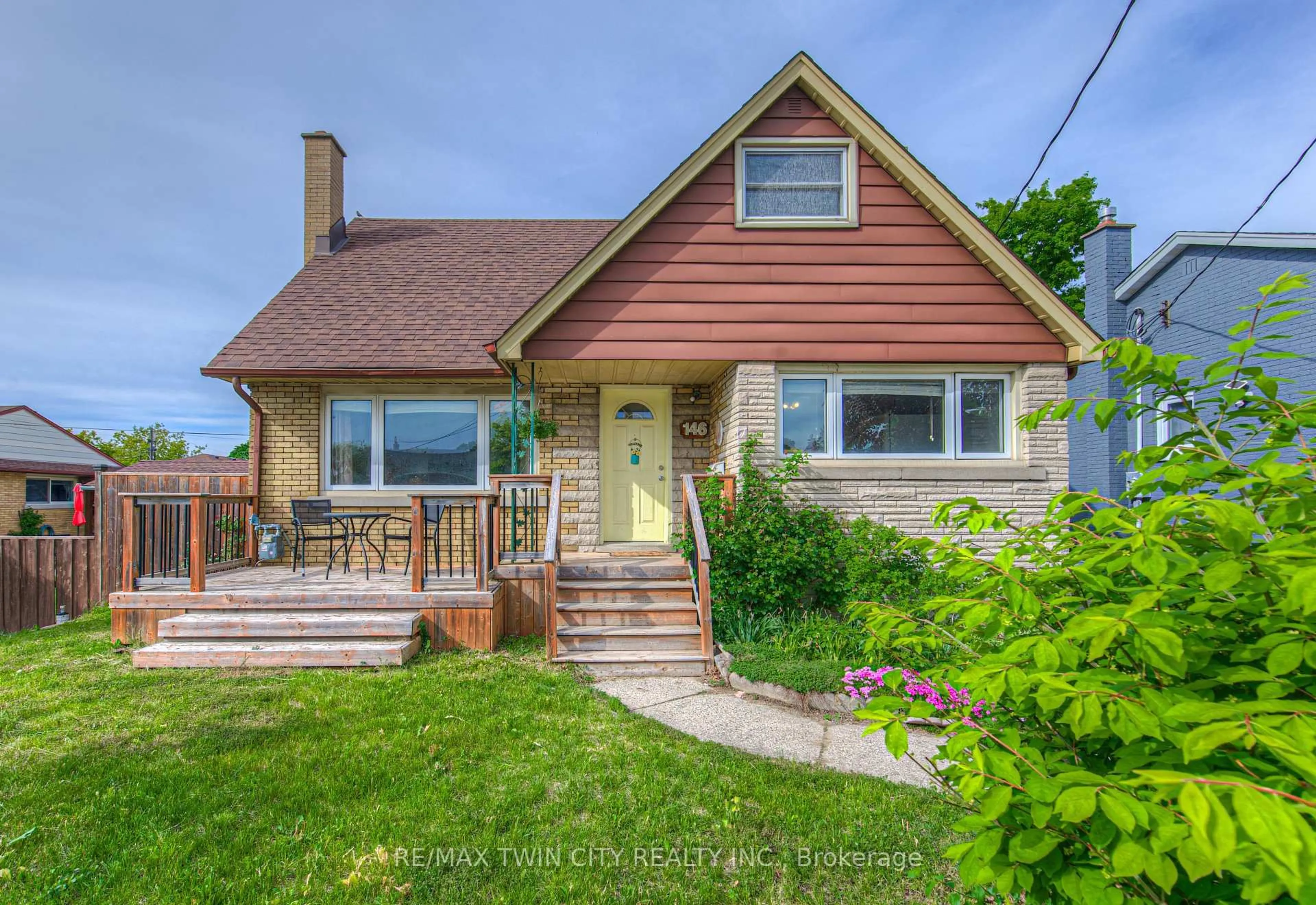 Home with vinyl exterior material, street for 146 Wilson Ave, Kitchener Ontario N2C 1H1